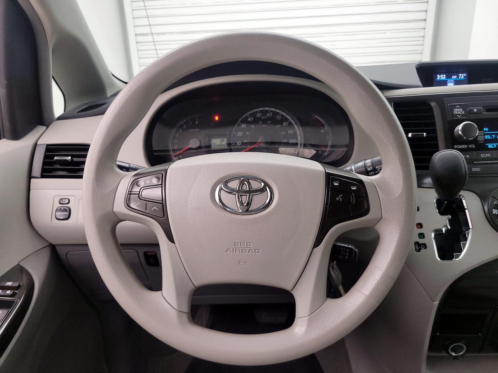 Thumbnail: 2014 Toyota Sienna - 10