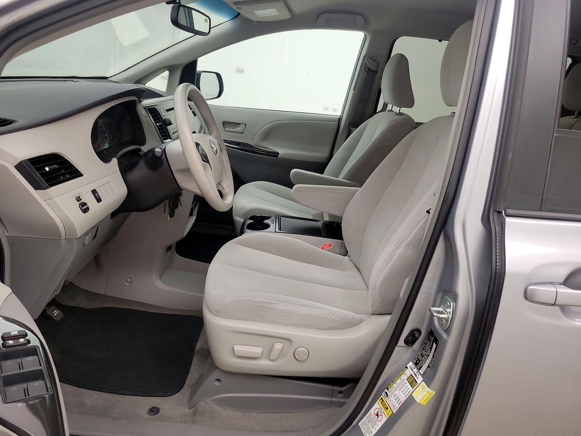 Thumbnail: 2014 Toyota Sienna - 11