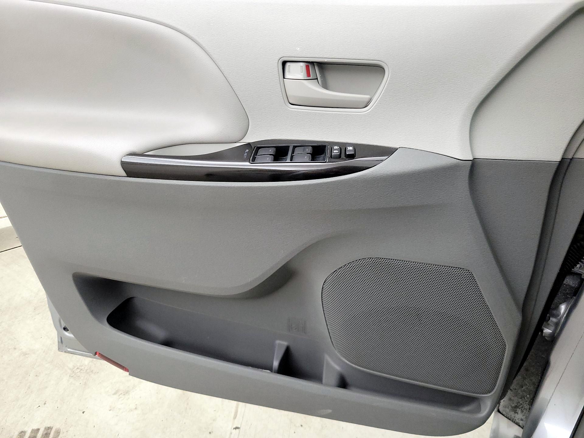 Thumbnail: 2014 Toyota Sienna - 12