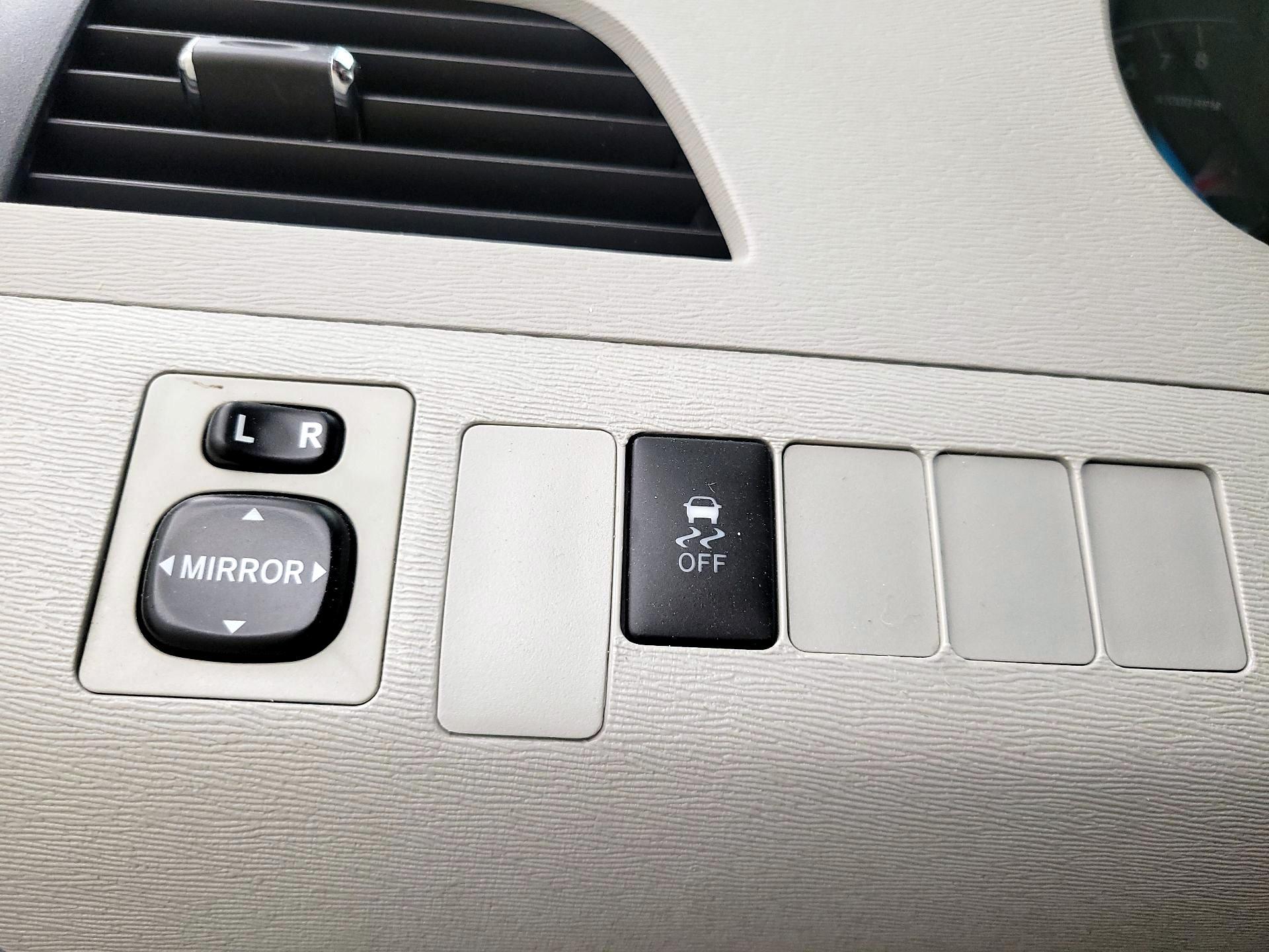 Thumbnail: 2014 Toyota Sienna - 13