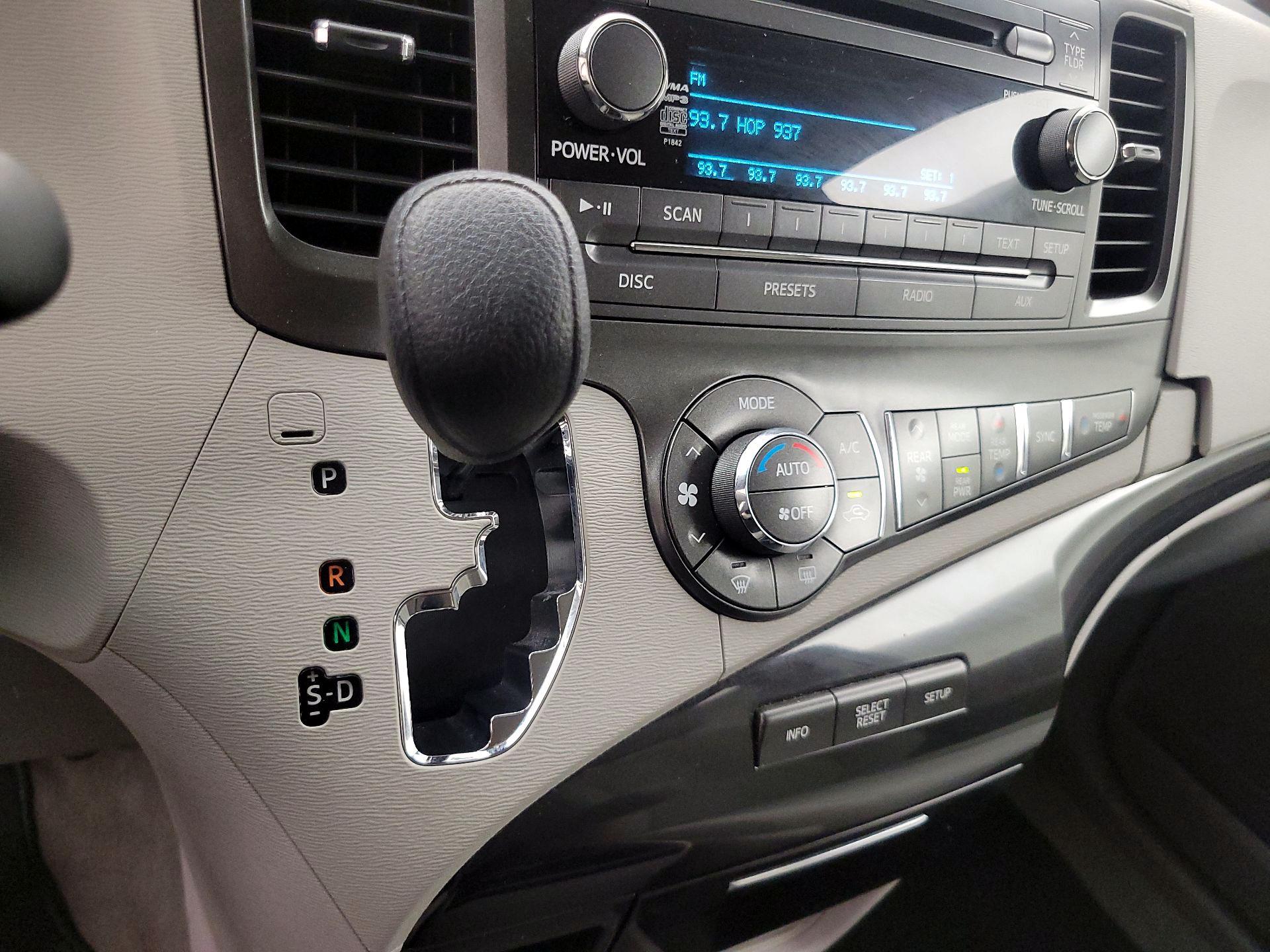 Thumbnail: 2014 Toyota Sienna - 17
