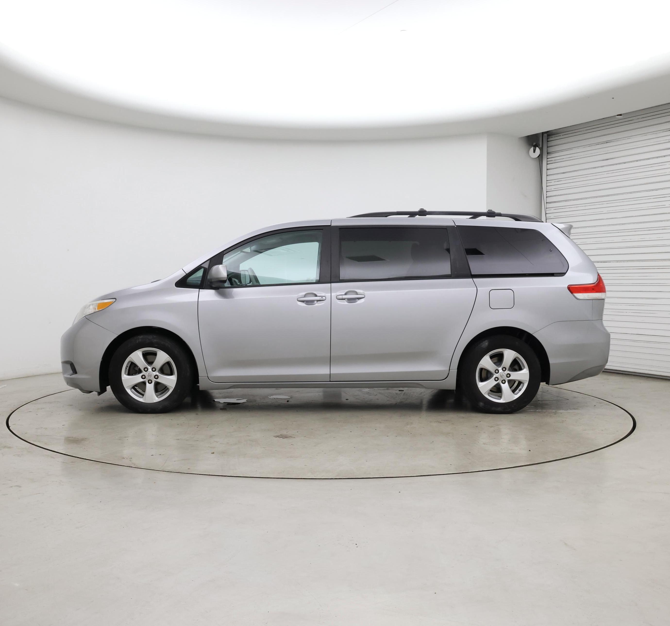 Thumbnail: 2014 Toyota Sienna - 3