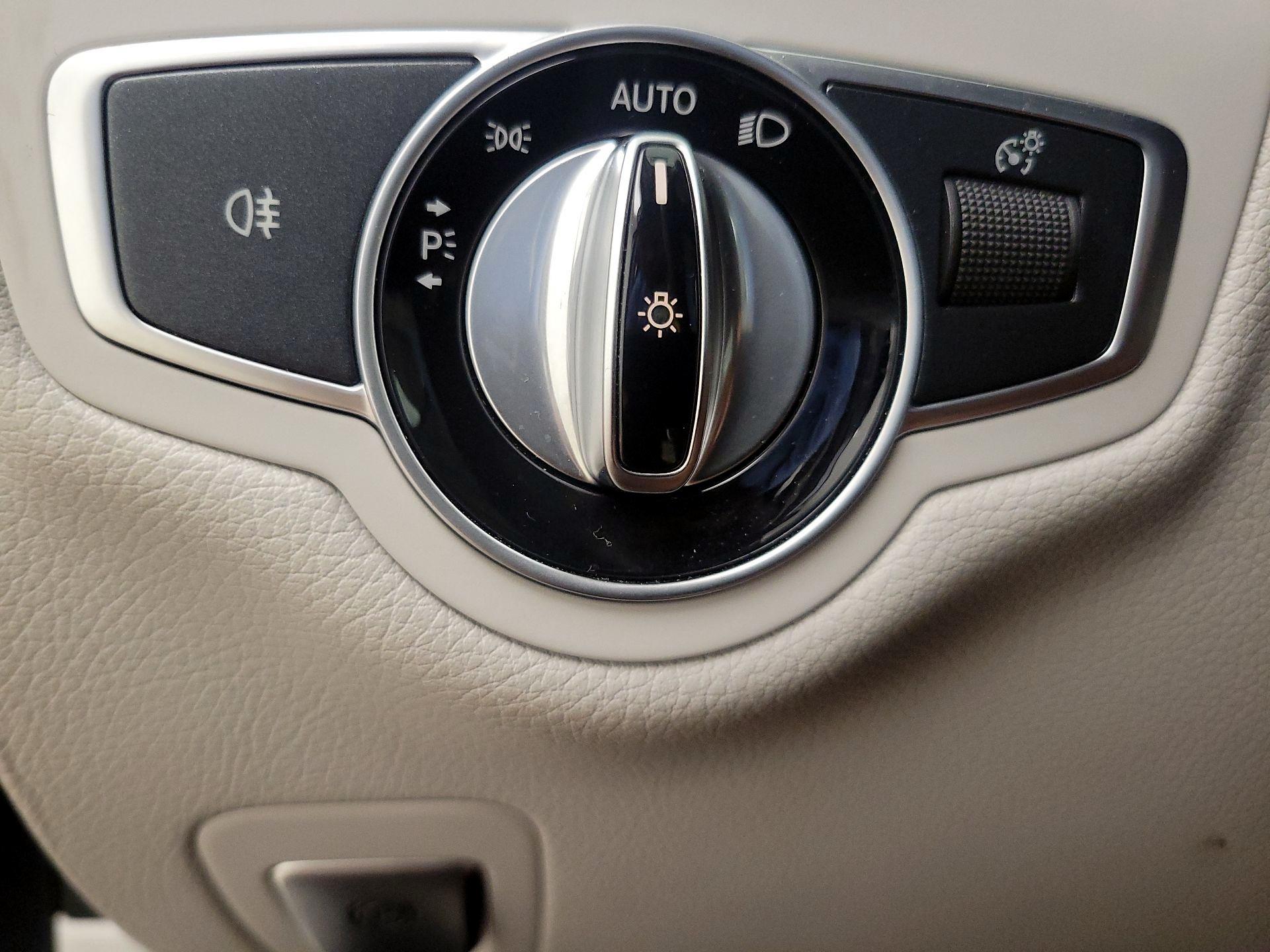 Thumbnail: 2016 Mercedes-Benz C-Class - 13