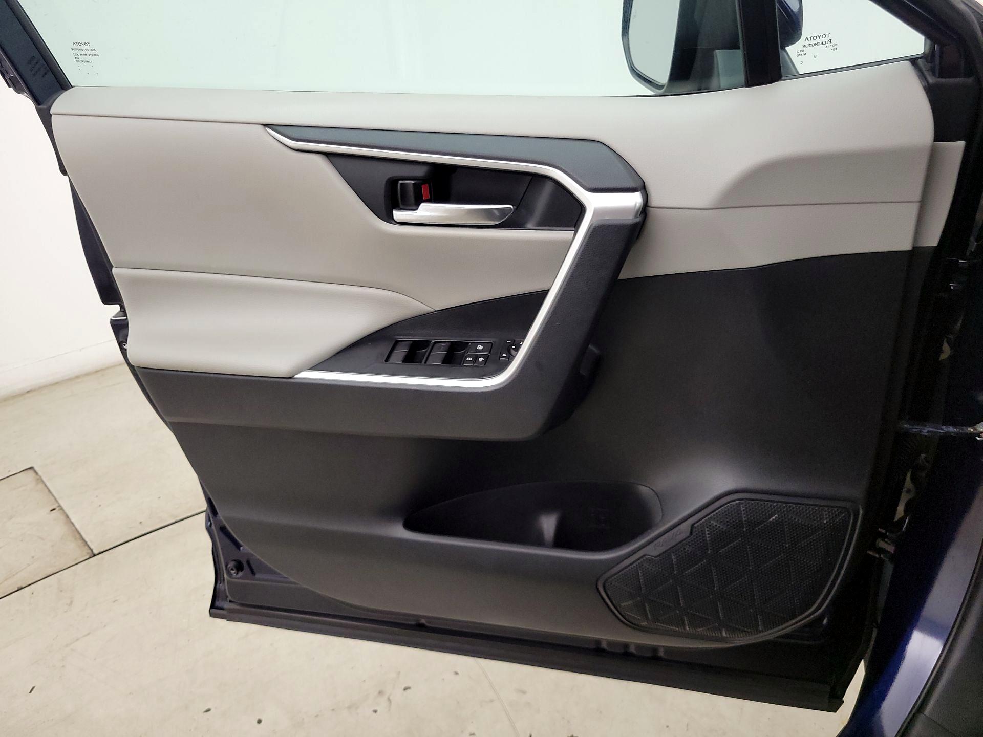 Thumbnail: 2019 Toyota RAV4 - 12