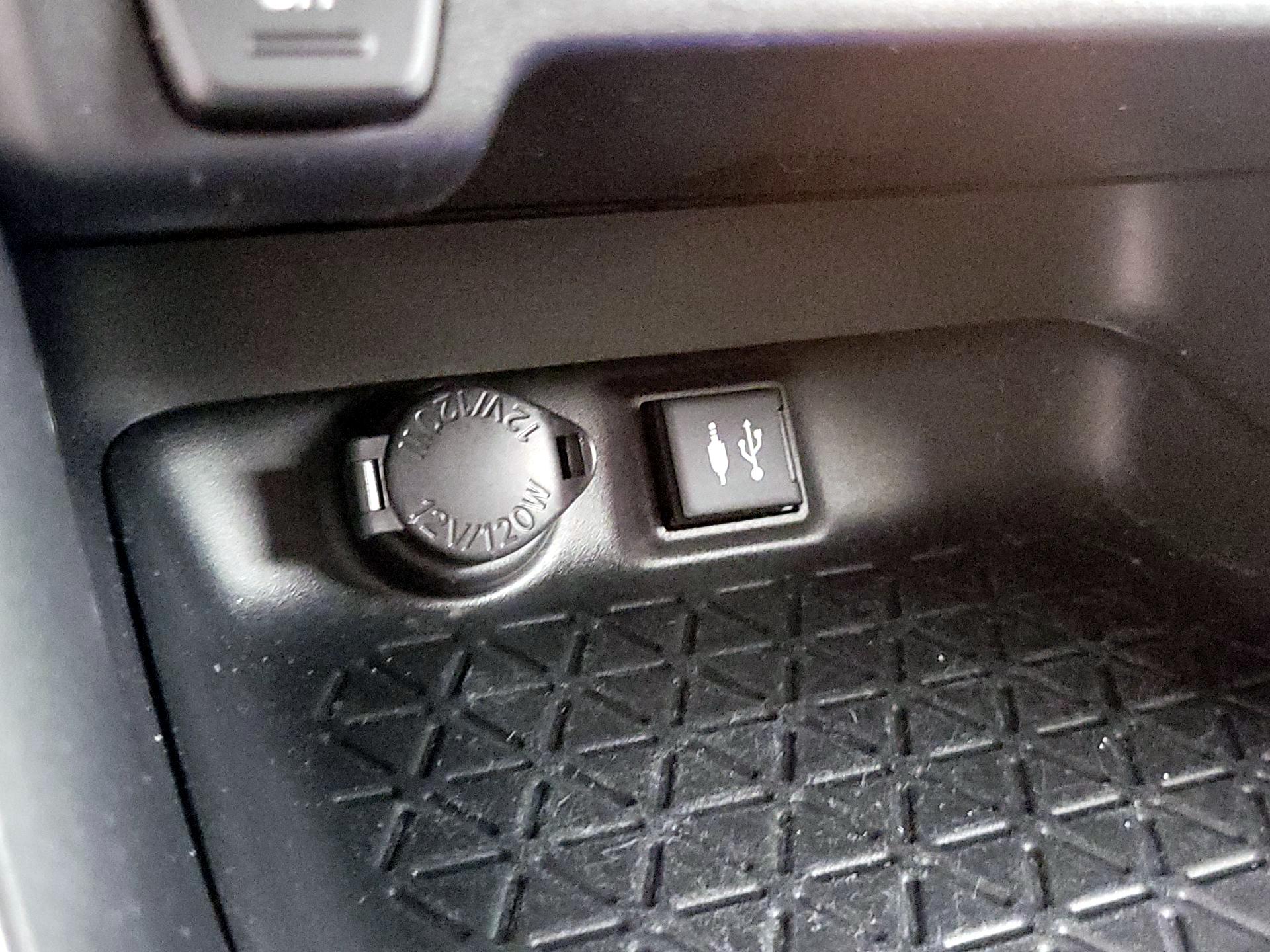 Thumbnail: 2019 Toyota RAV4 - 18