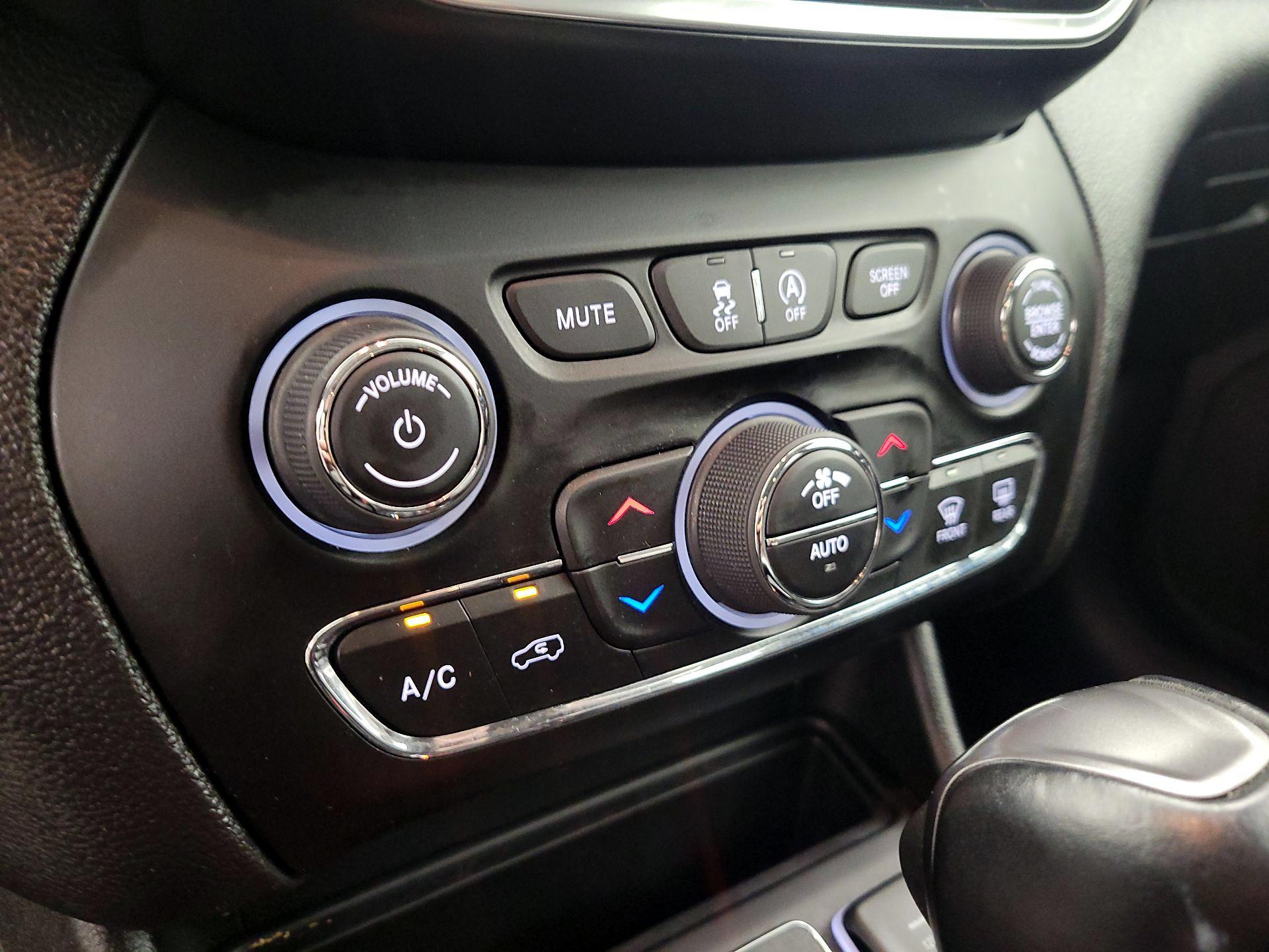 Thumbnail: 2021 Jeep Cherokee - 16