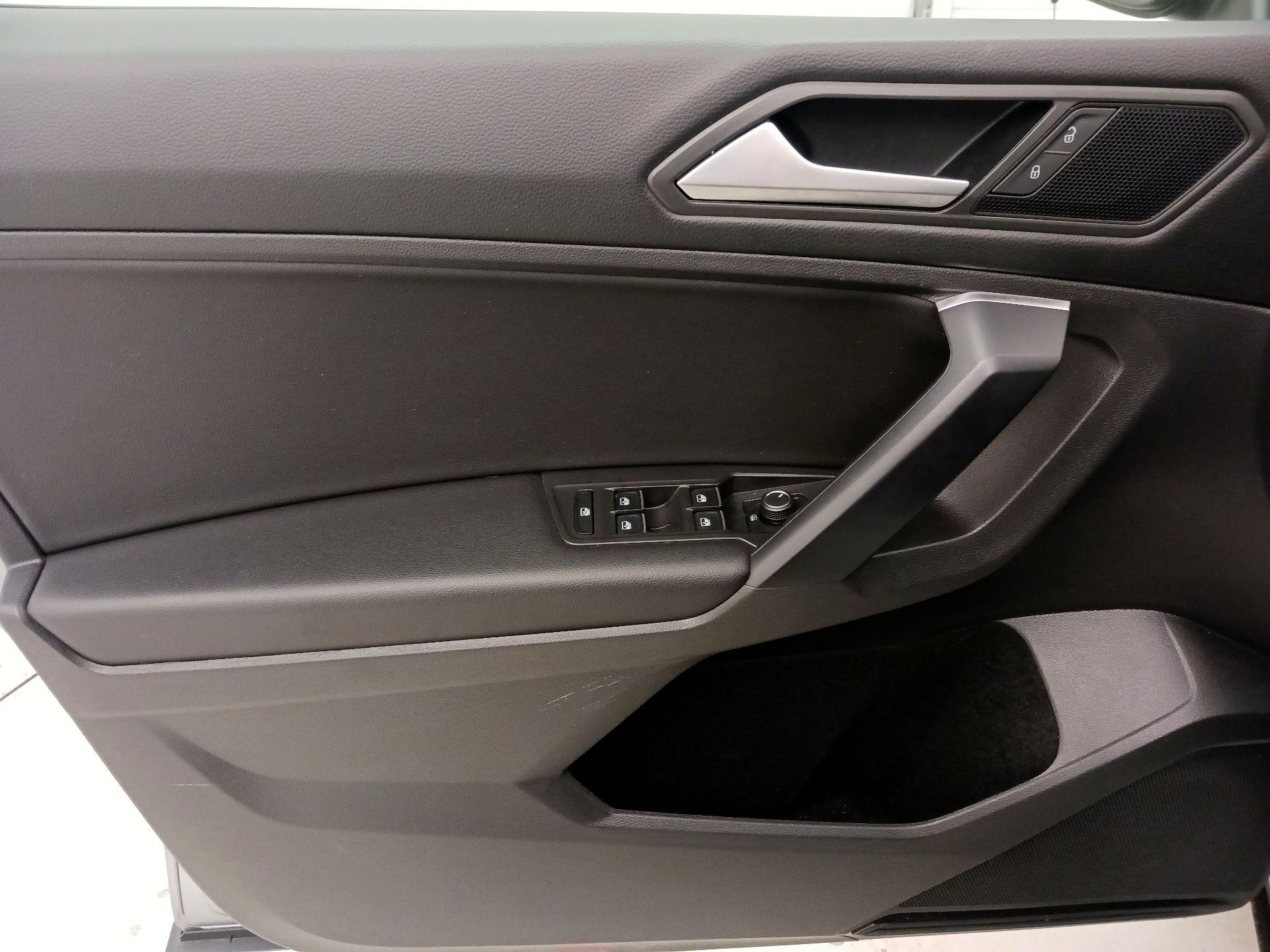 Thumbnail: 2021 Volkswagen Tiguan - 12