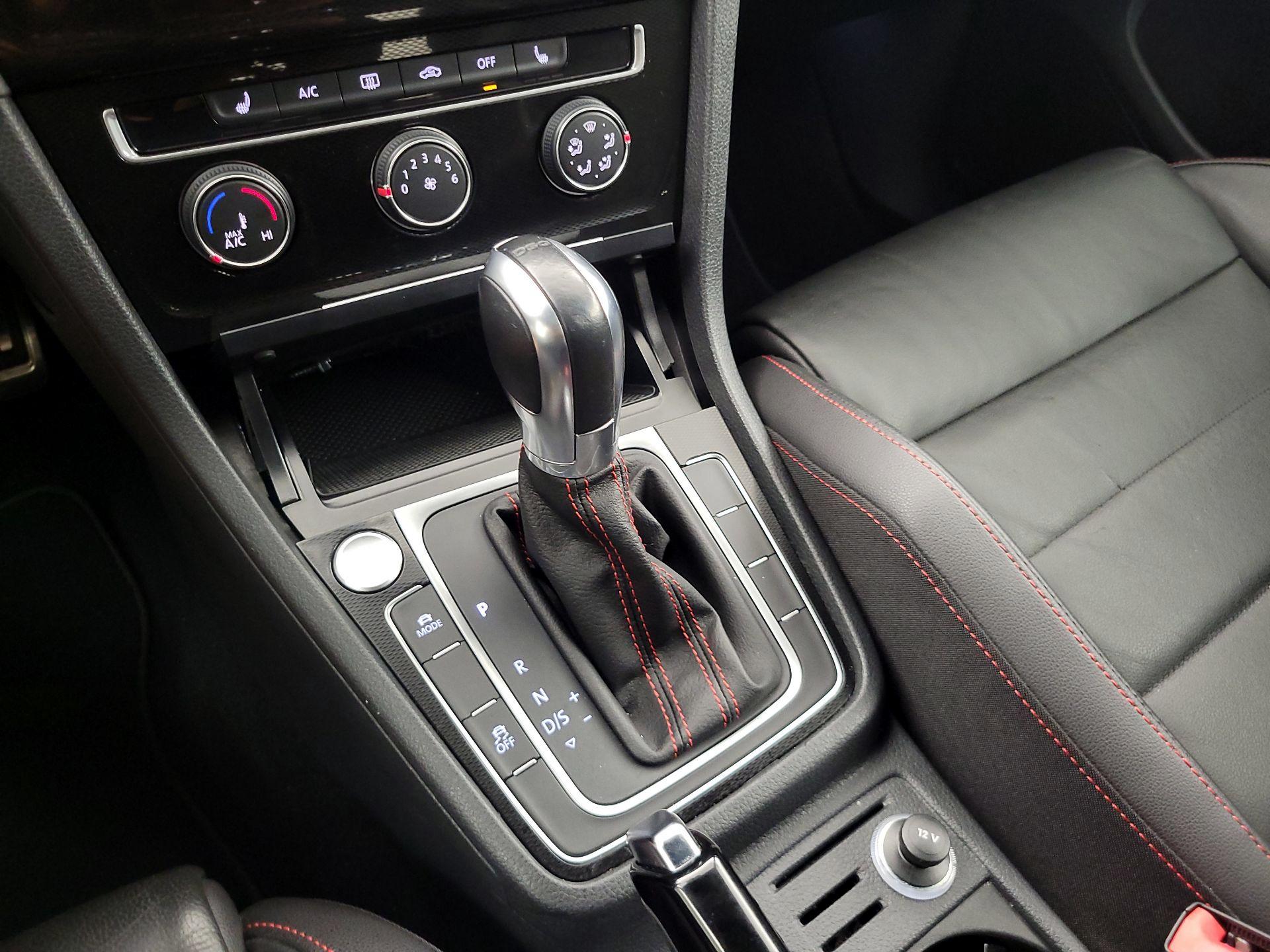 Thumbnail: 2016 Volkswagen Golf - 17