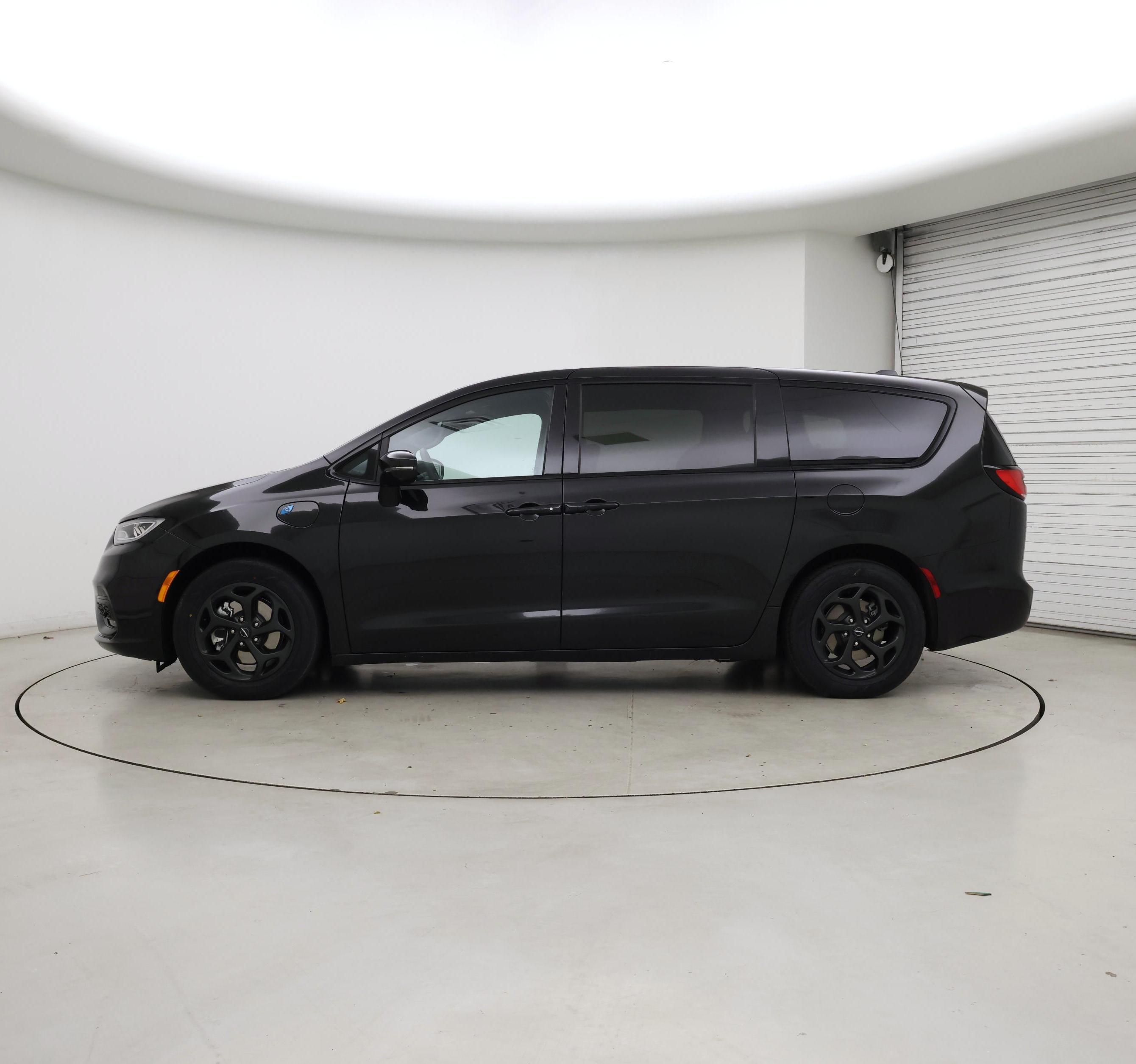 Thumbnail: 2022 Chrysler Pacifica - 3