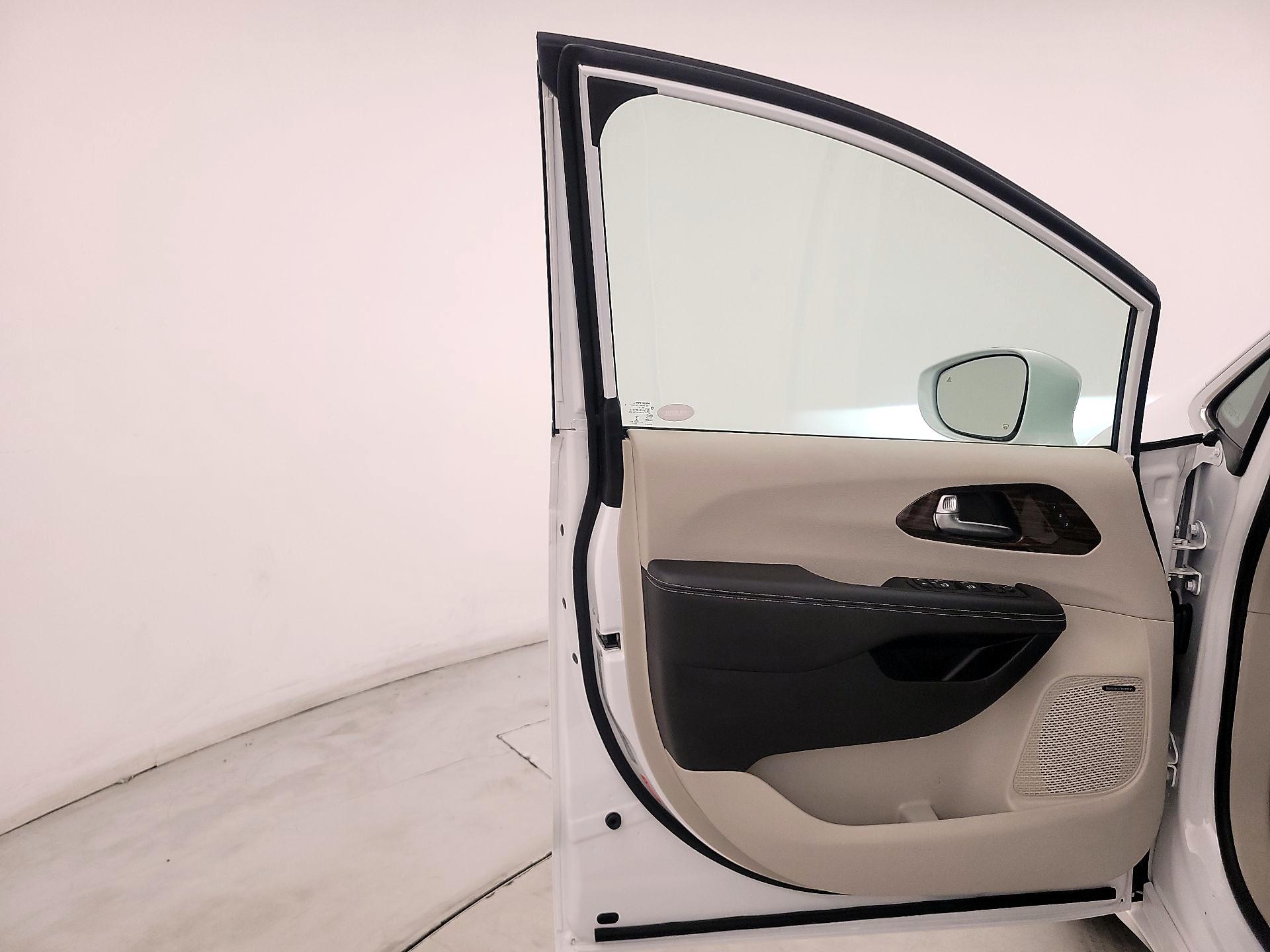 Thumbnail: 2022 Chrysler Pacifica - 12