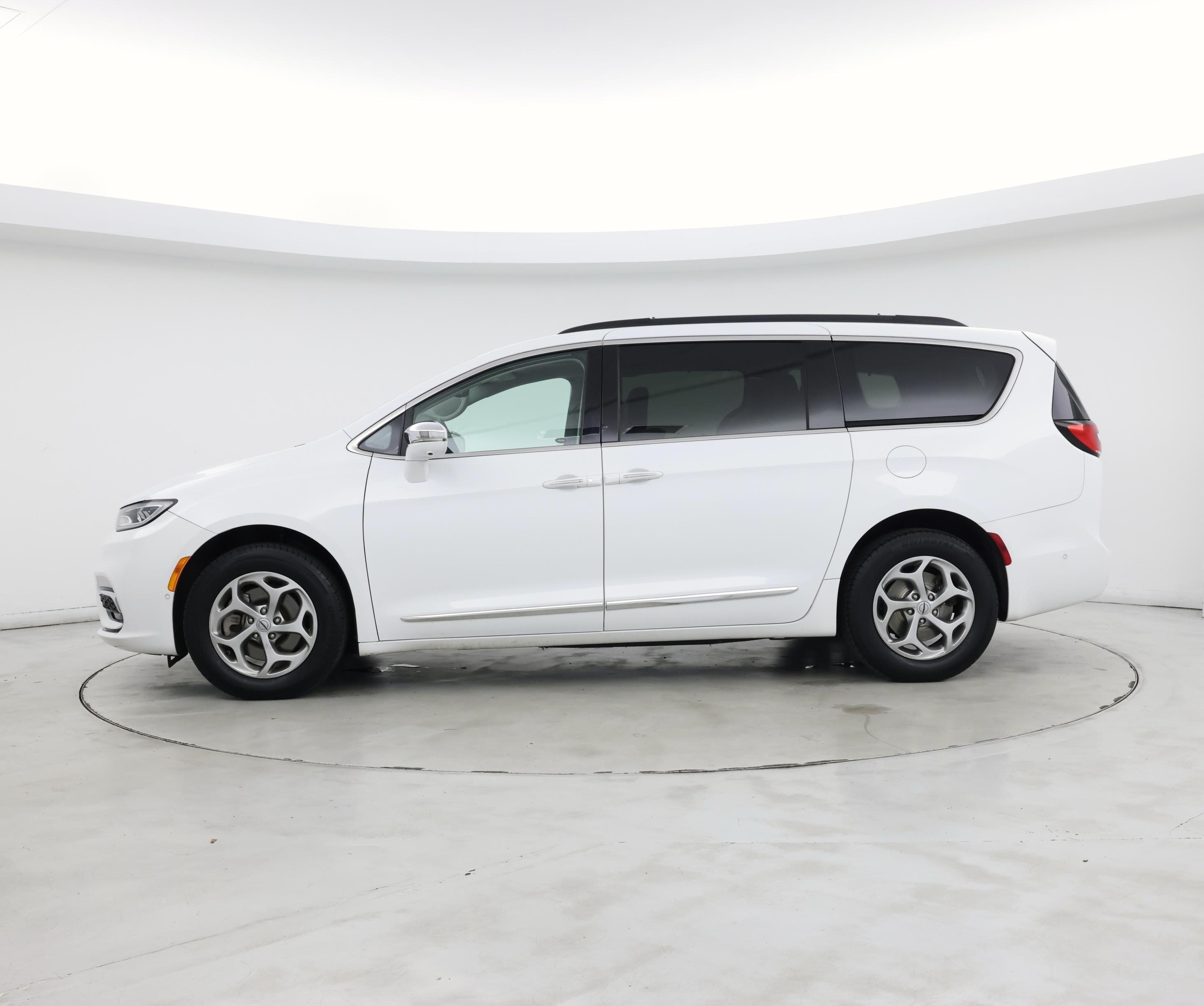 Thumbnail: 2022 Chrysler Pacifica - 3