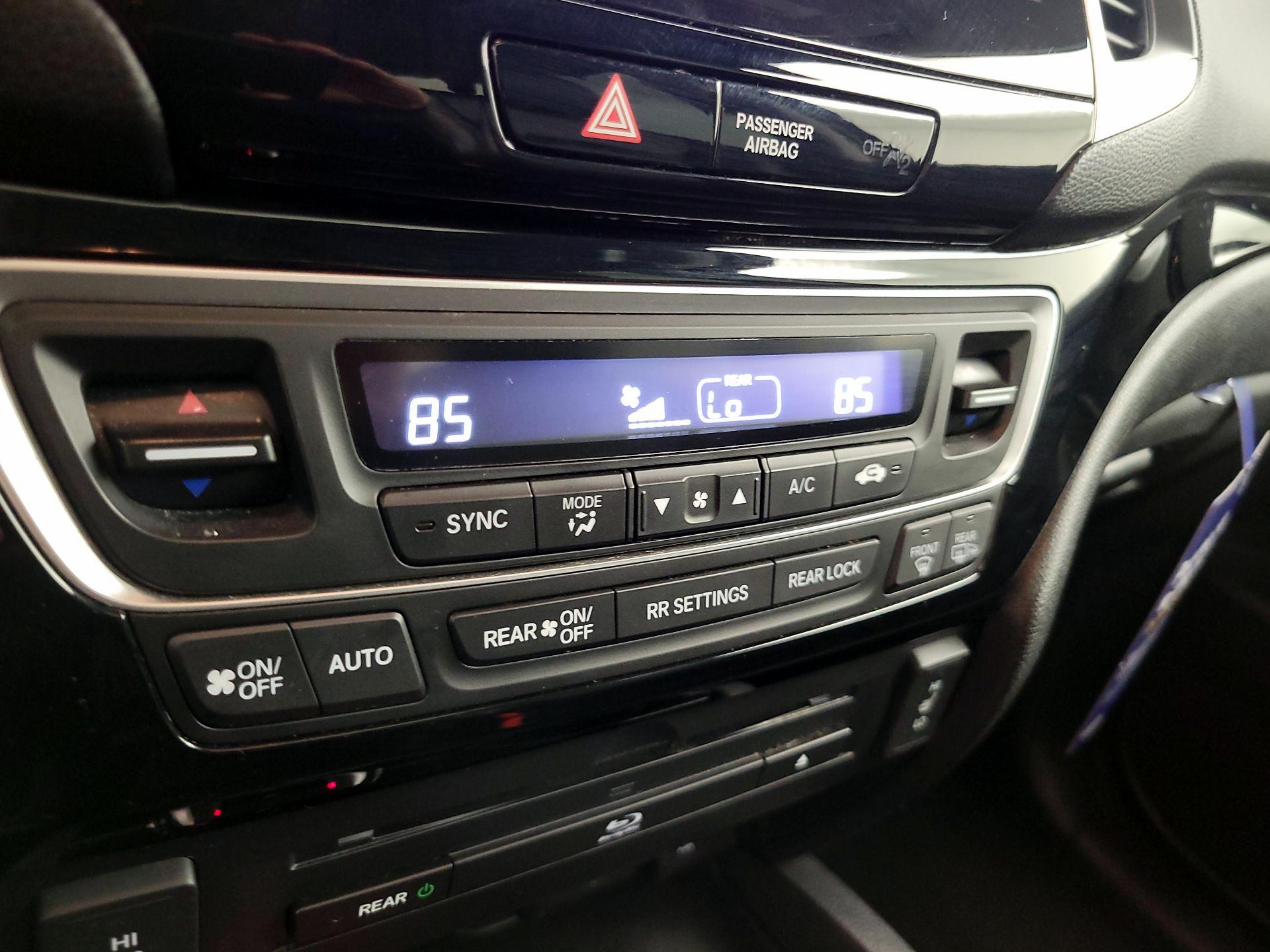 Thumbnail: 2017 Honda Pilot - 16