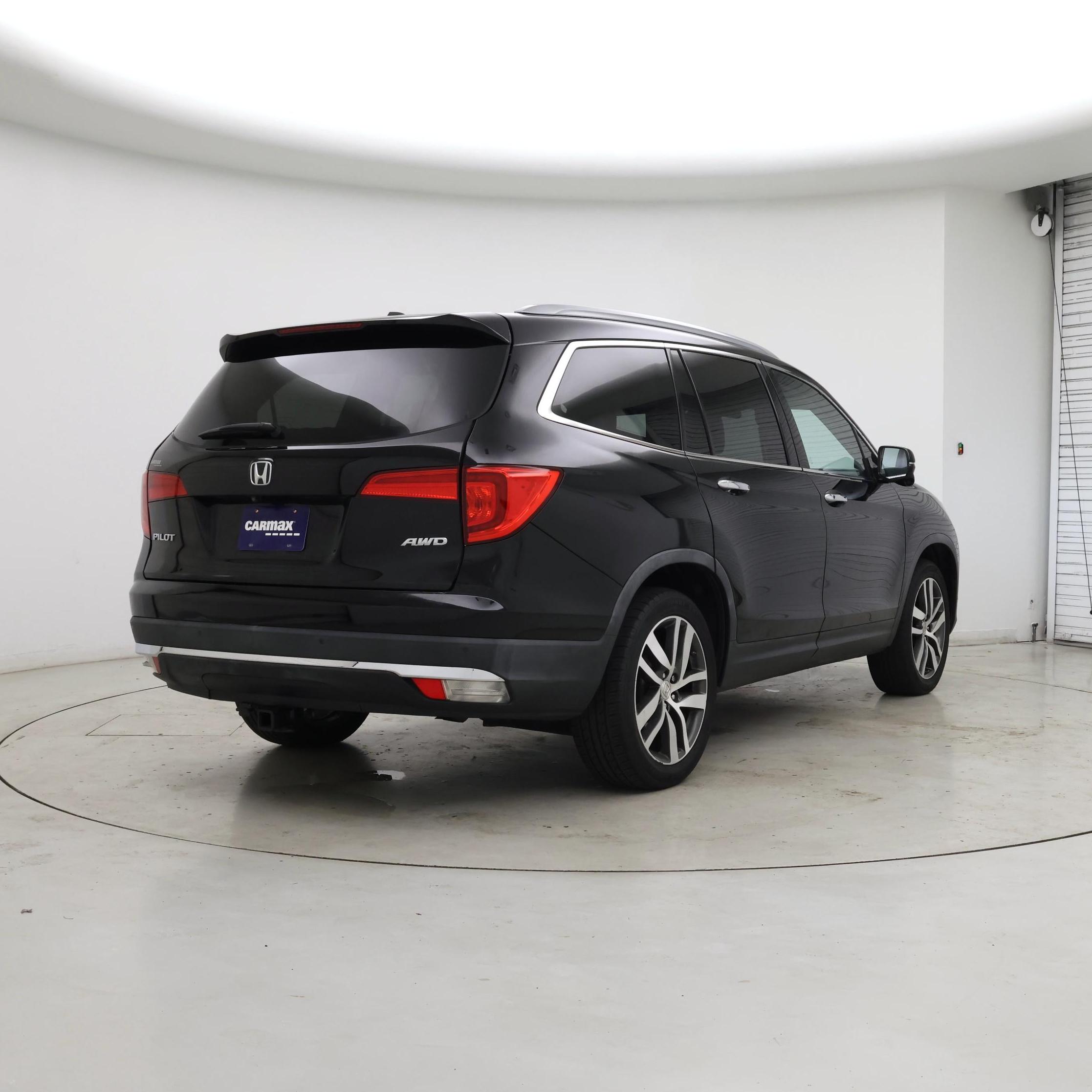 Thumbnail: 2017 Honda Pilot - 8
