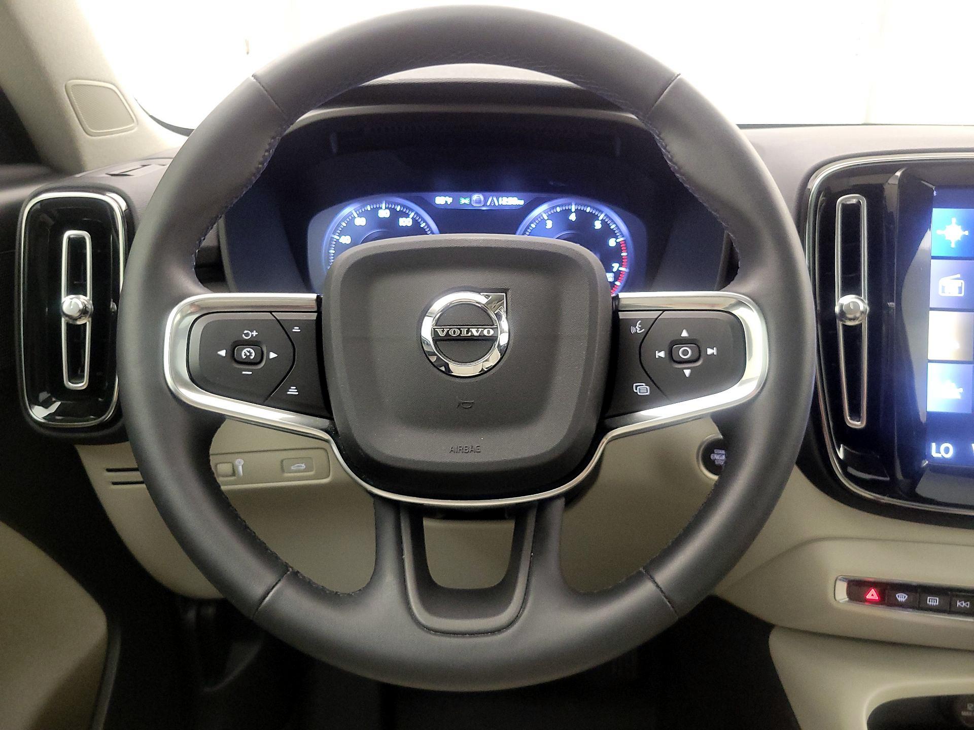 Thumbnail: 2022 Volvo XC40 - 10