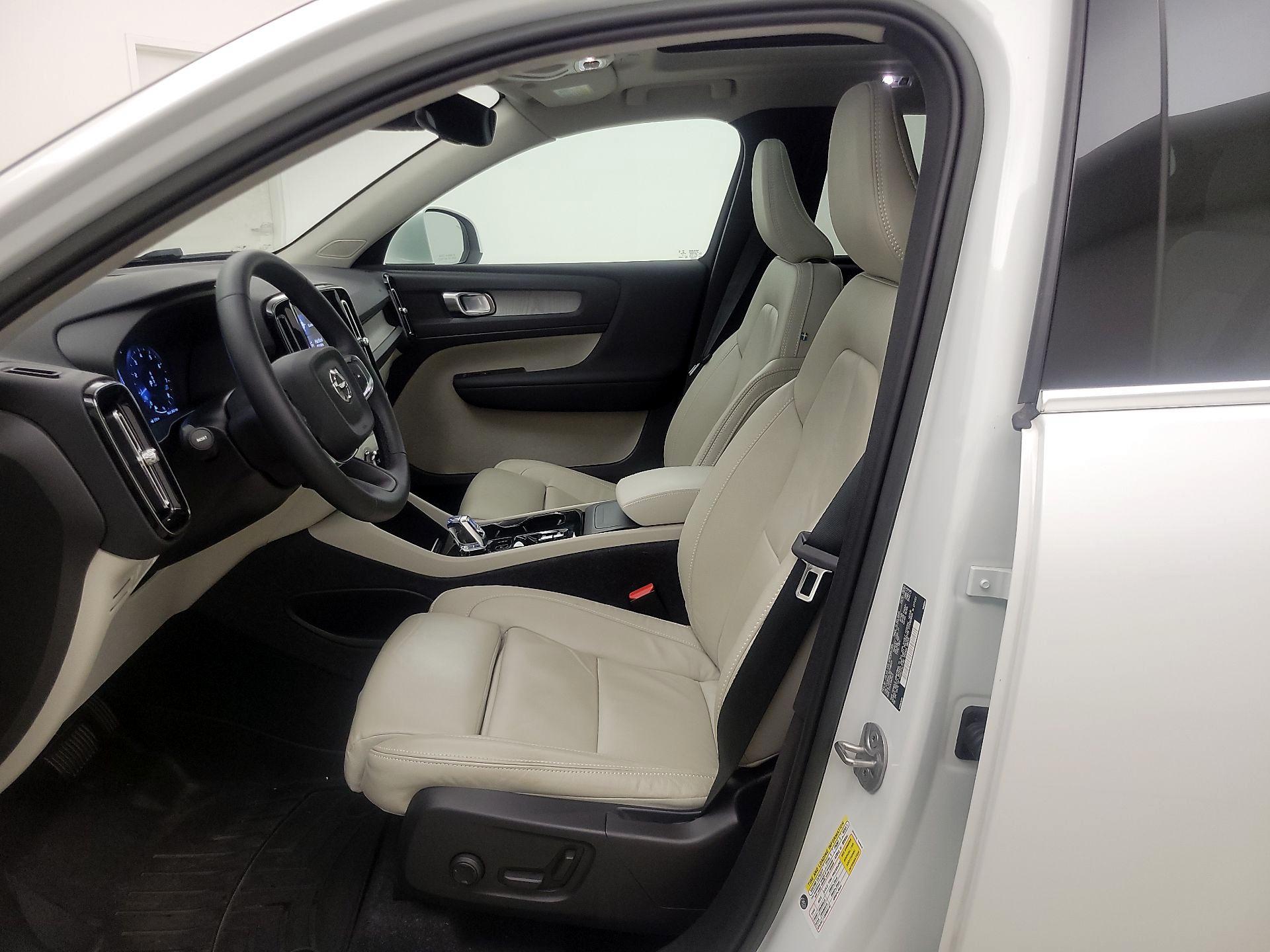 Thumbnail: 2022 Volvo XC40 - 11