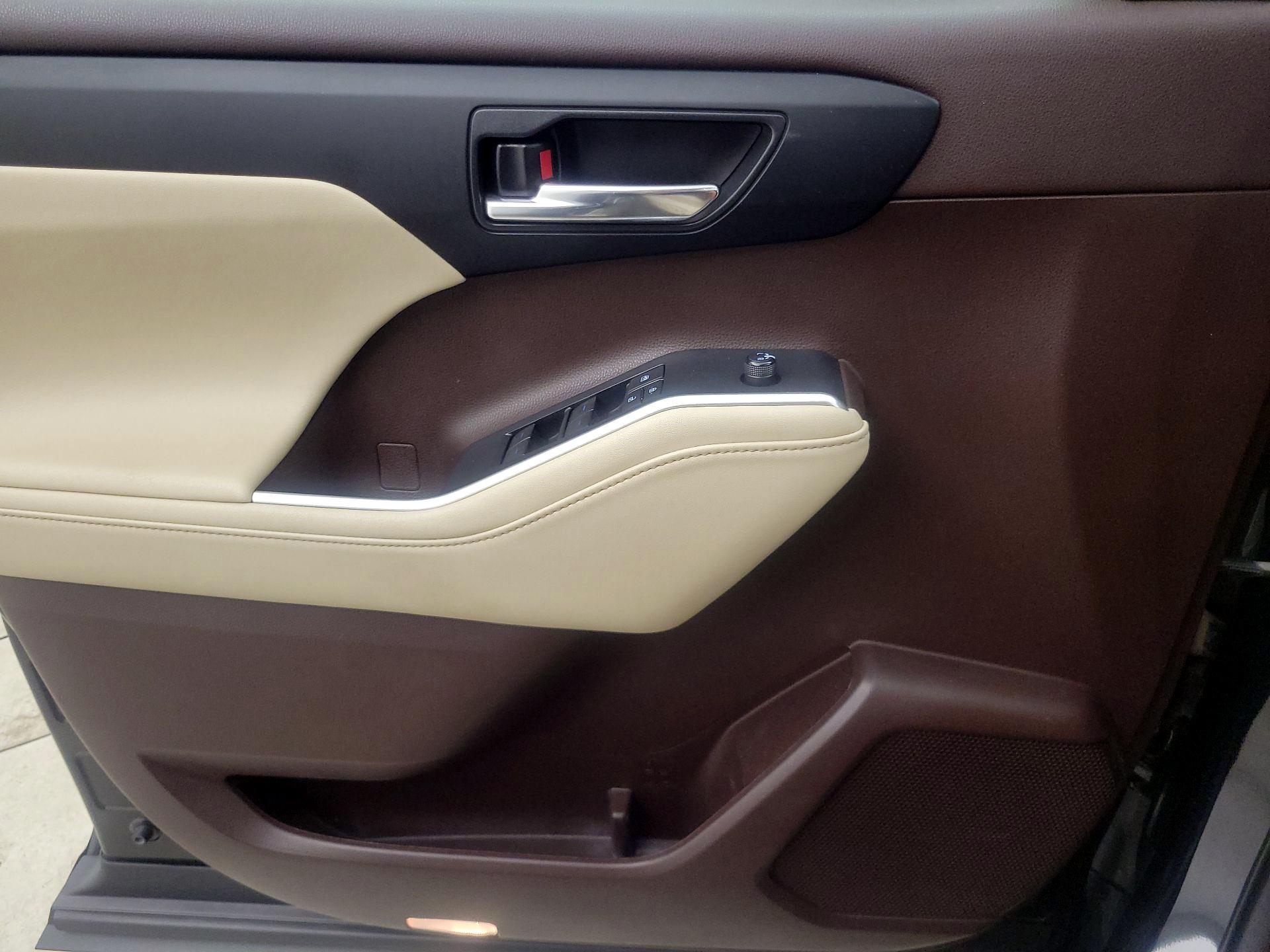 Thumbnail: 2022 Toyota Highlander - 12