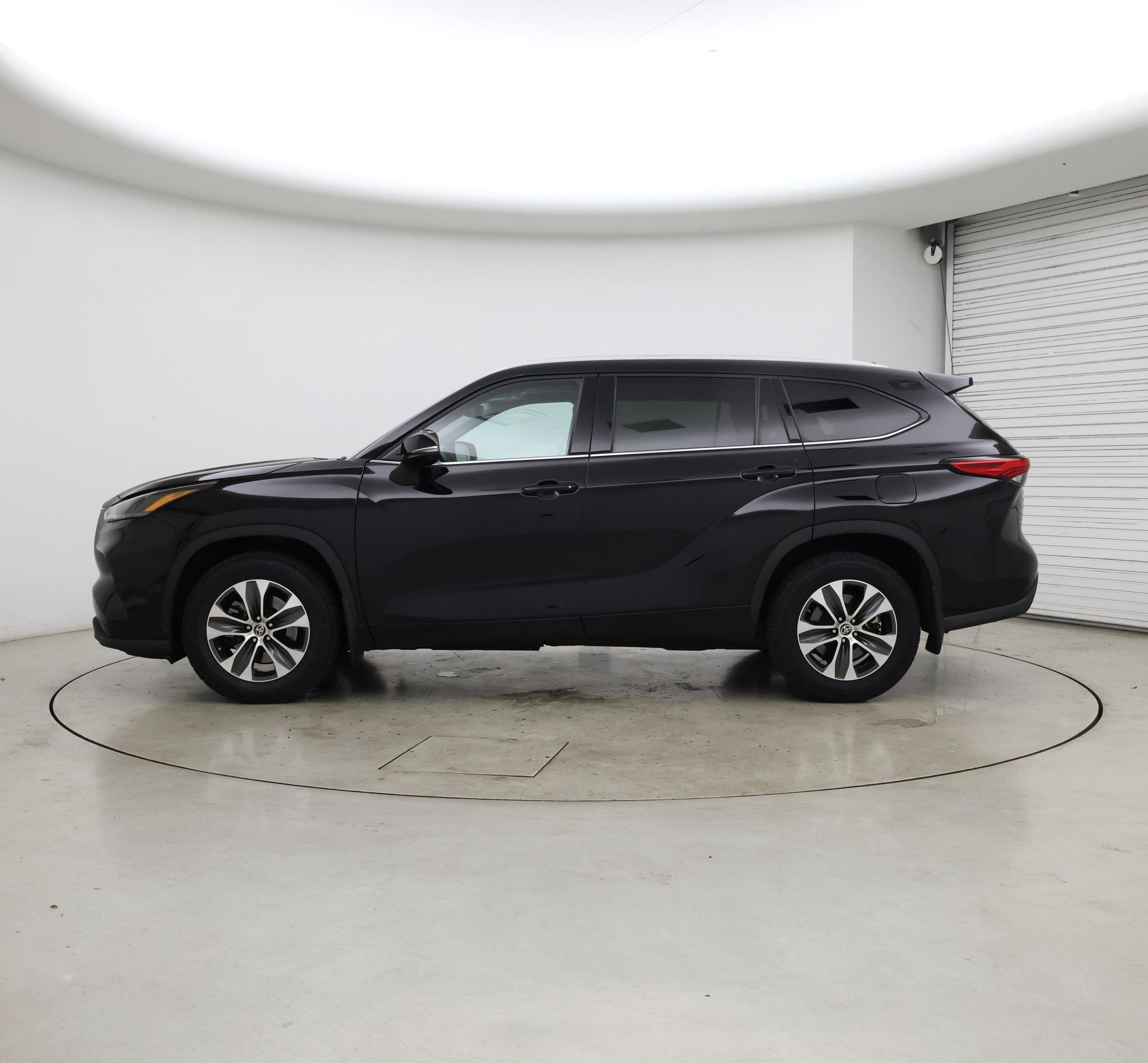 Thumbnail: 2022 Toyota Highlander - 3