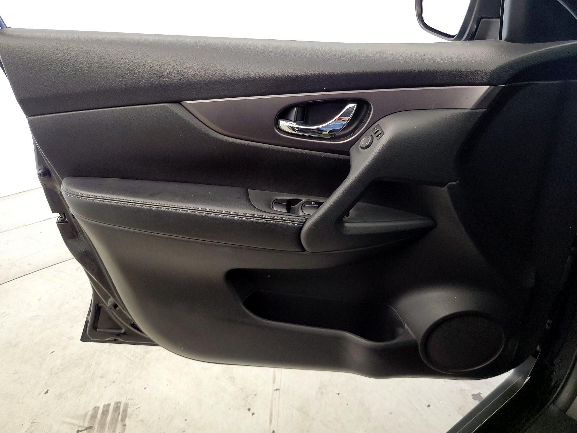 Thumbnail: 2016 Nissan Rogue - 12