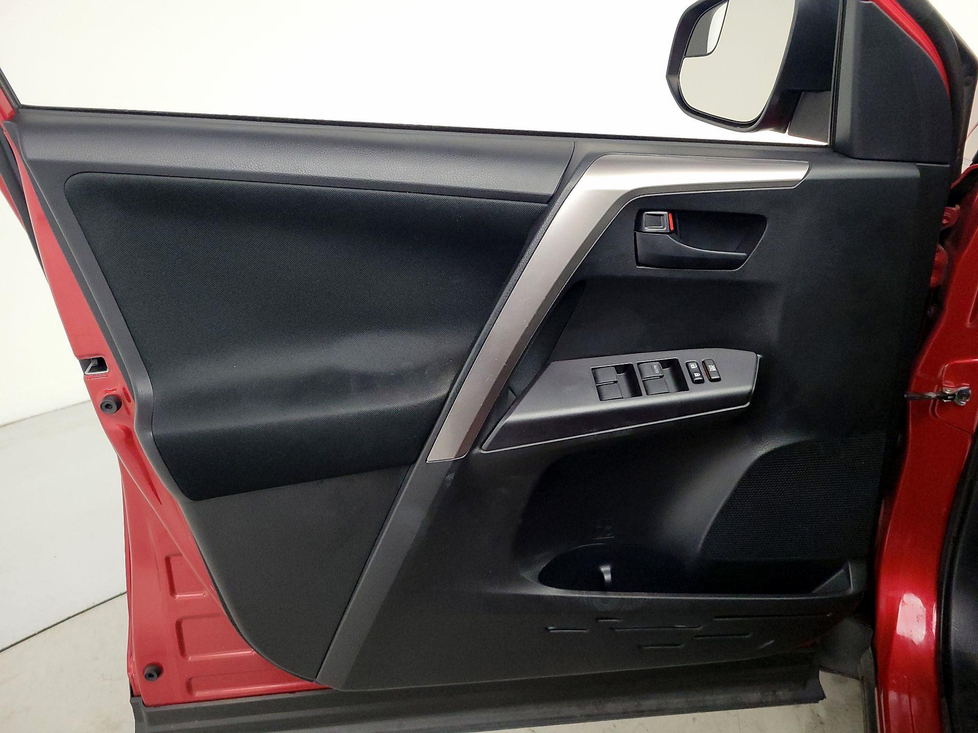 Thumbnail: 2016 Toyota RAV4 - 12