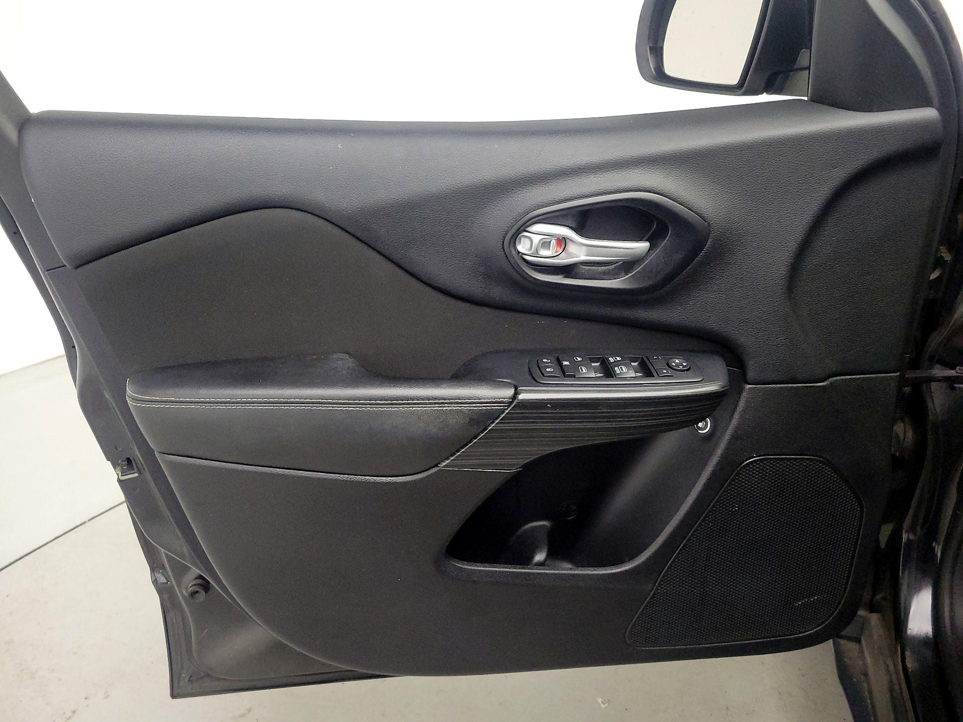 Thumbnail: 2016 Jeep Cherokee - 12