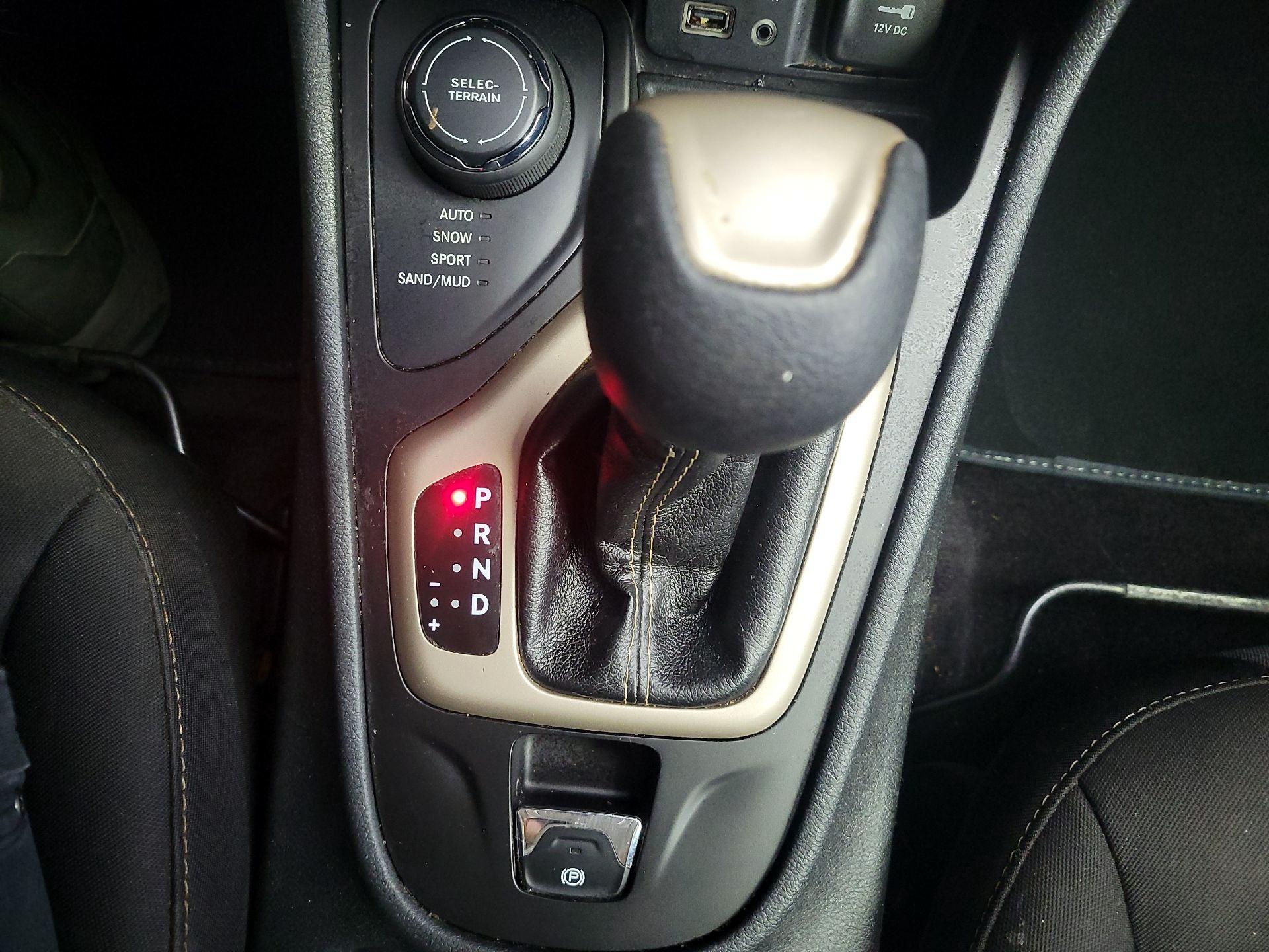 Thumbnail: 2016 Jeep Cherokee - 17