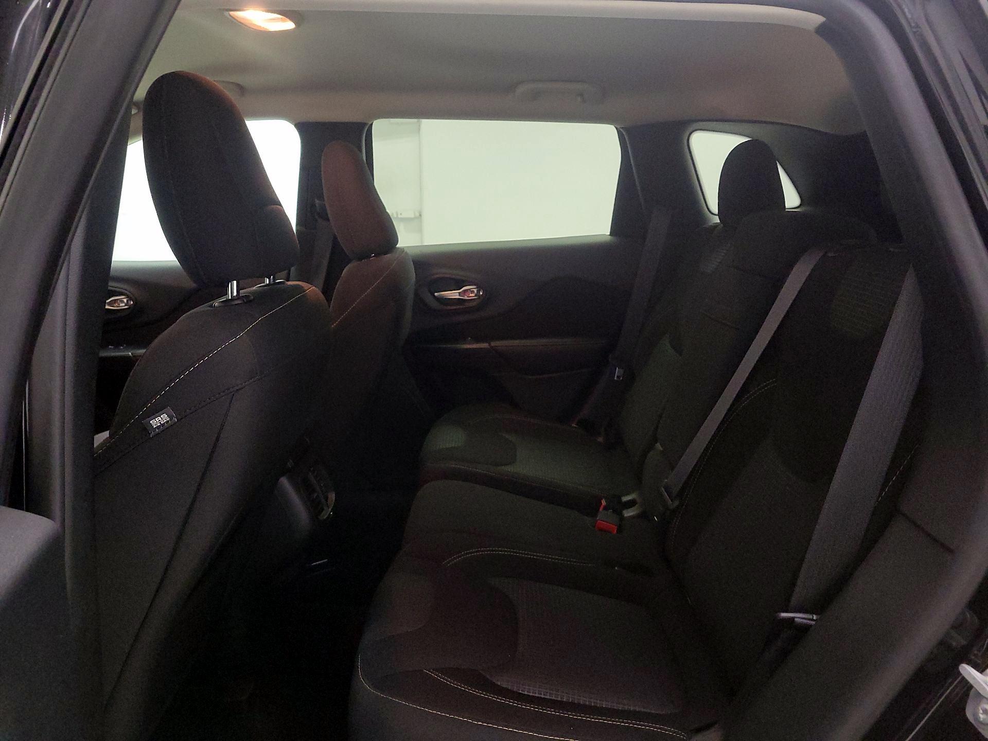Thumbnail: 2016 Jeep Cherokee - 19