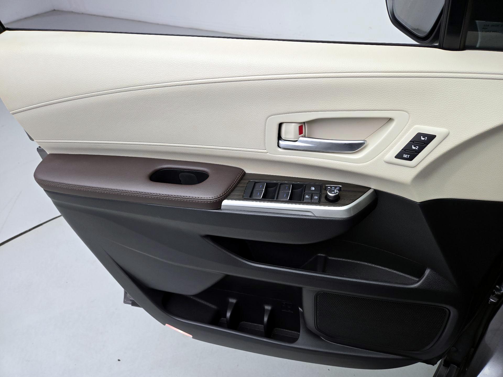 Thumbnail: 2023 Toyota Sienna - 12