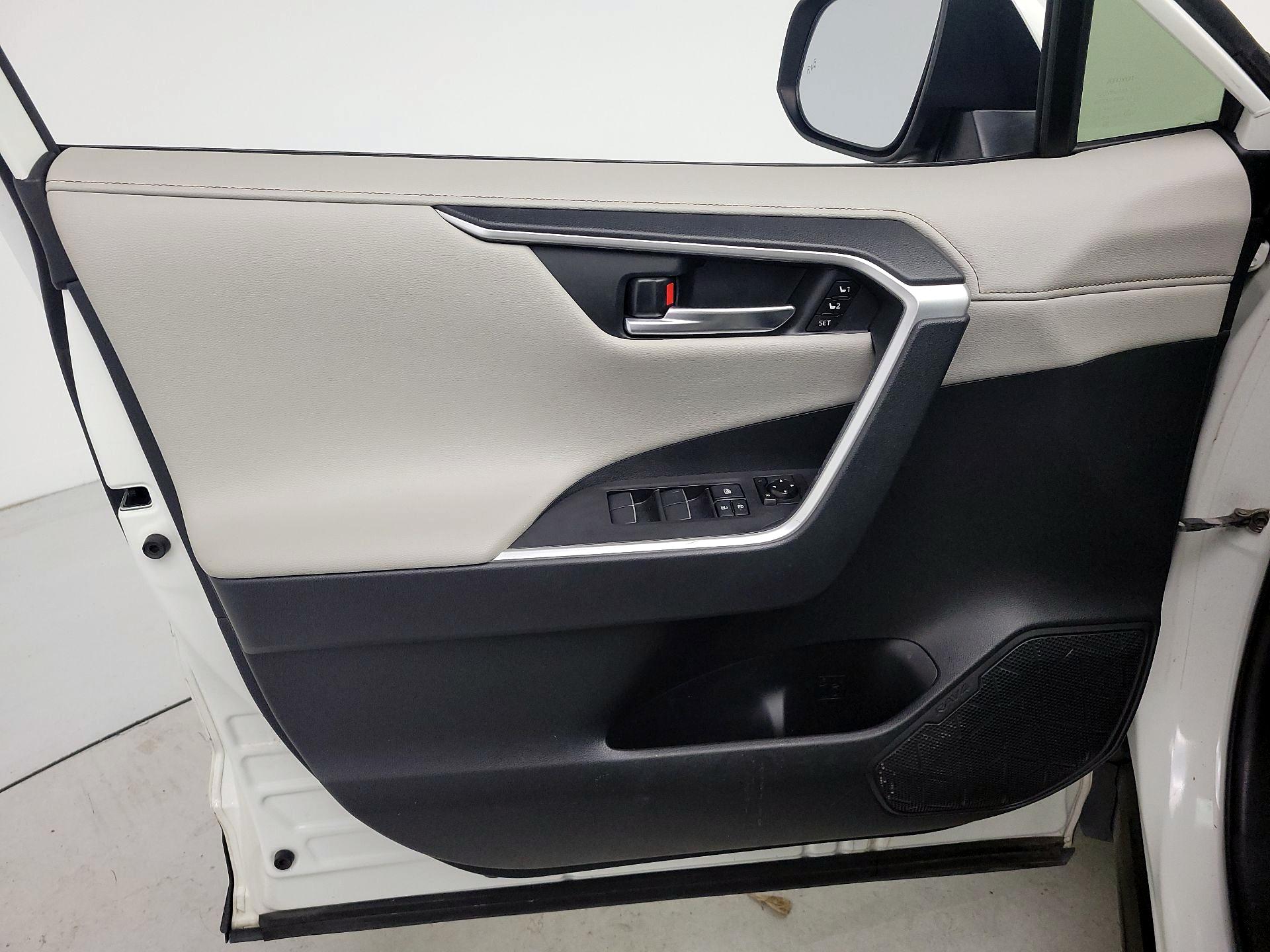 Thumbnail: 2019 Toyota RAV4 - 12