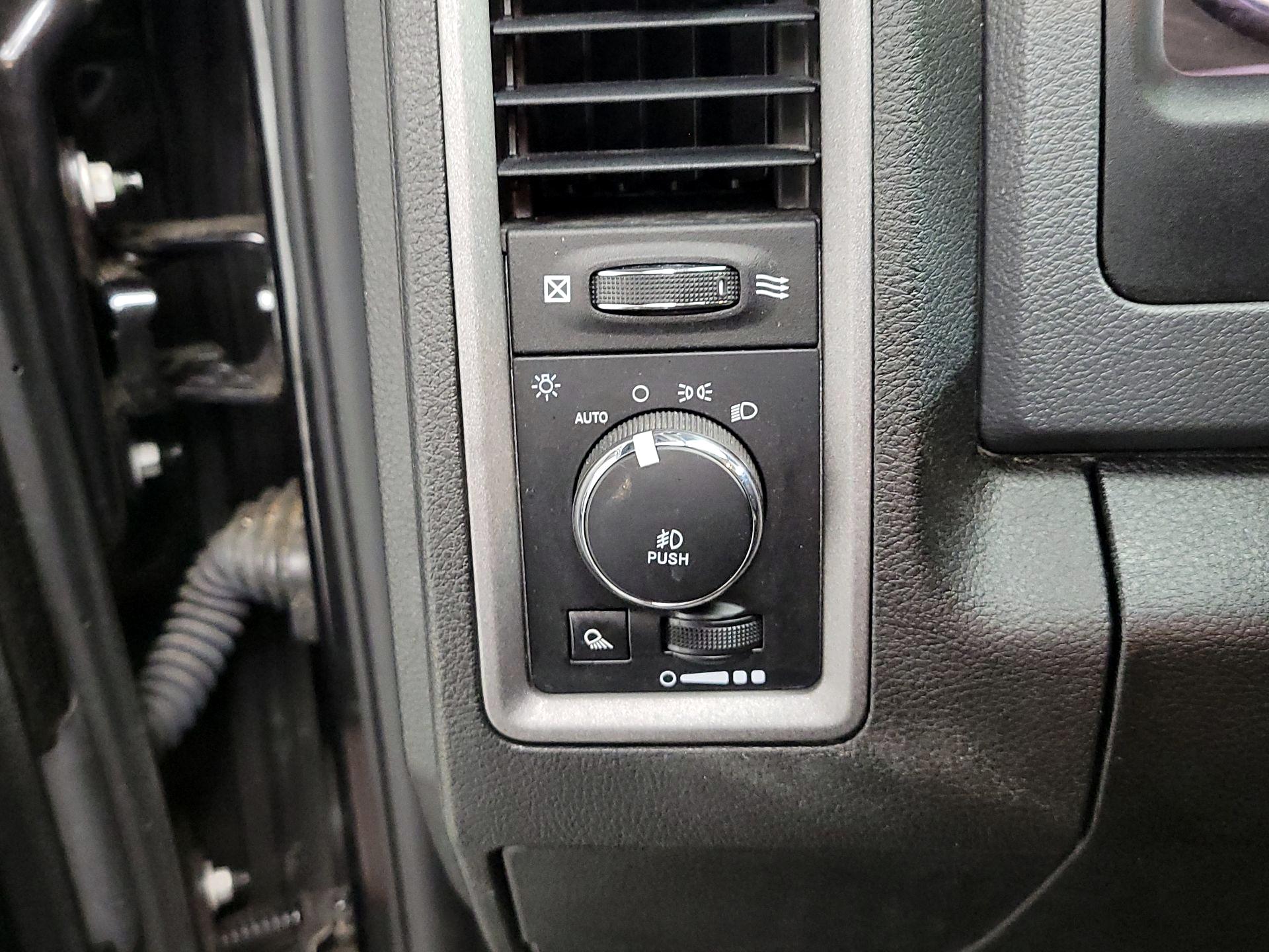 Thumbnail: 2019 RAM 1500 Classic - 13