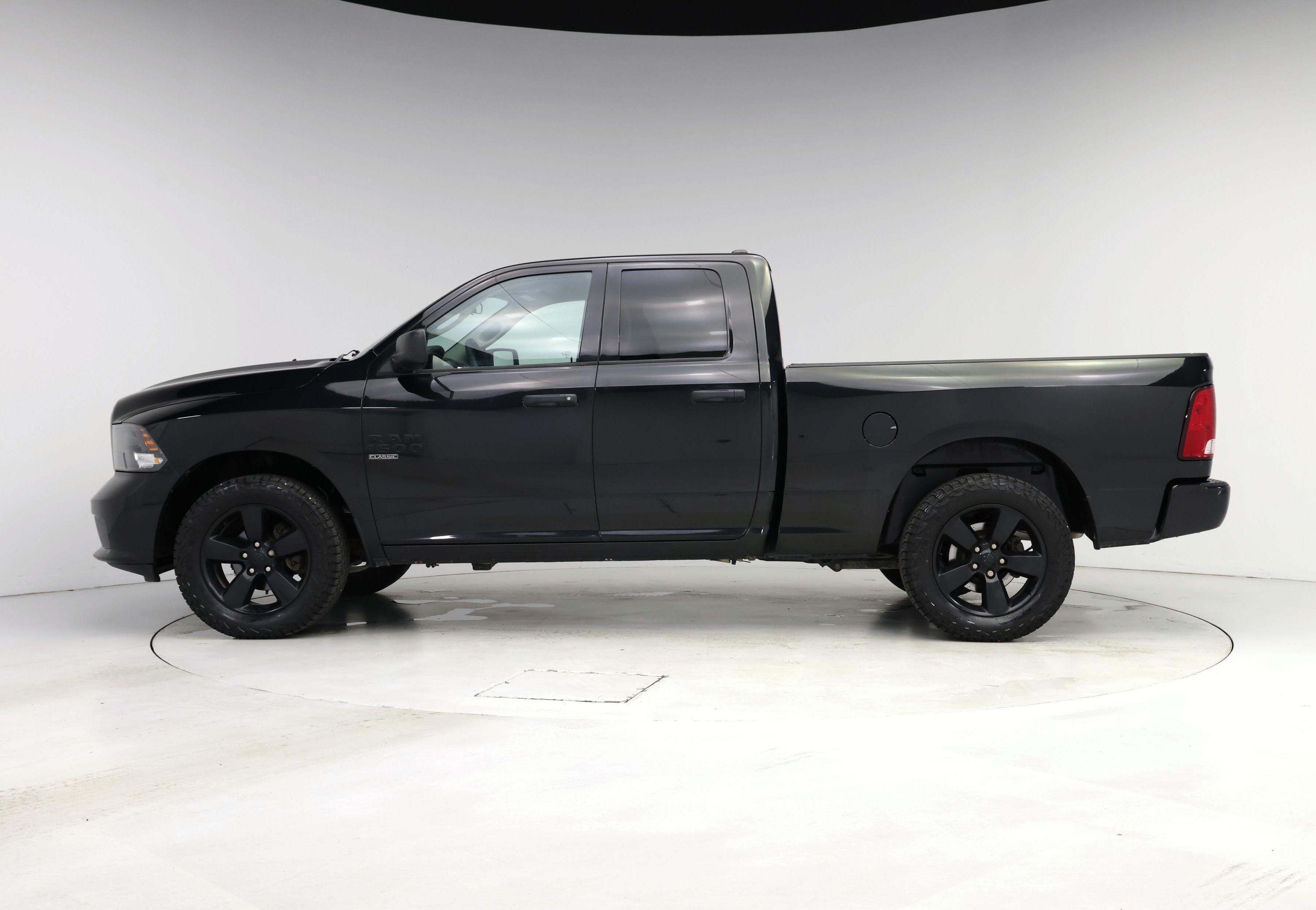 Thumbnail: 2019 RAM 1500 Classic - 3