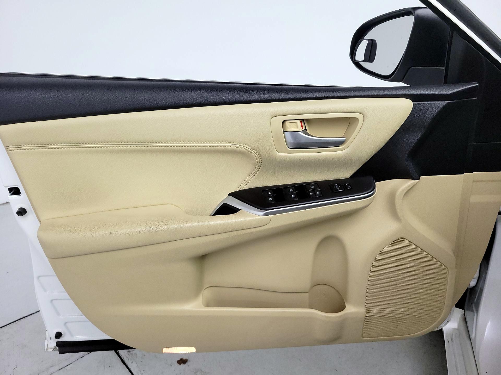 Thumbnail: 2016 Toyota Camry - 12