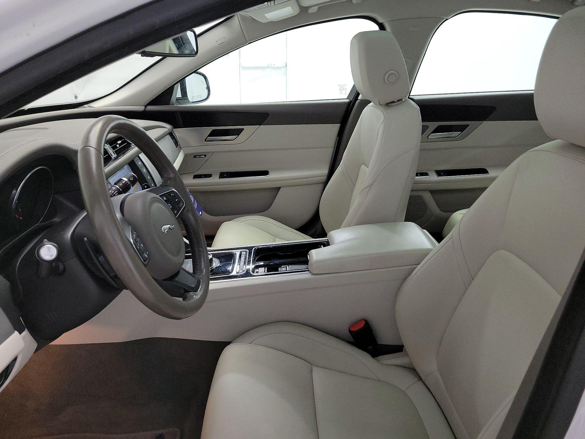 Thumbnail: 2017 Jaguar XF - 11