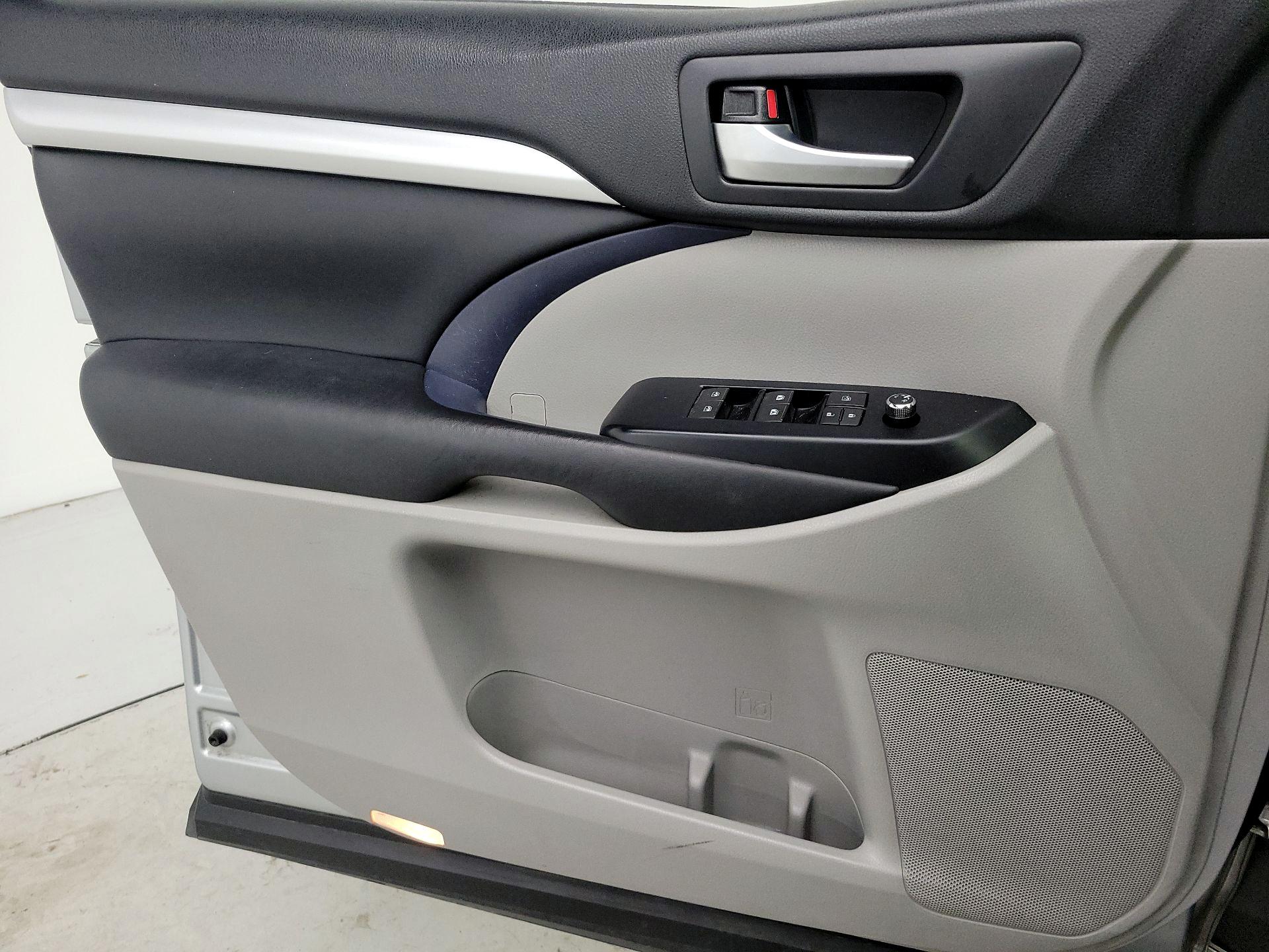 Thumbnail: 2017 Toyota Highlander - 12