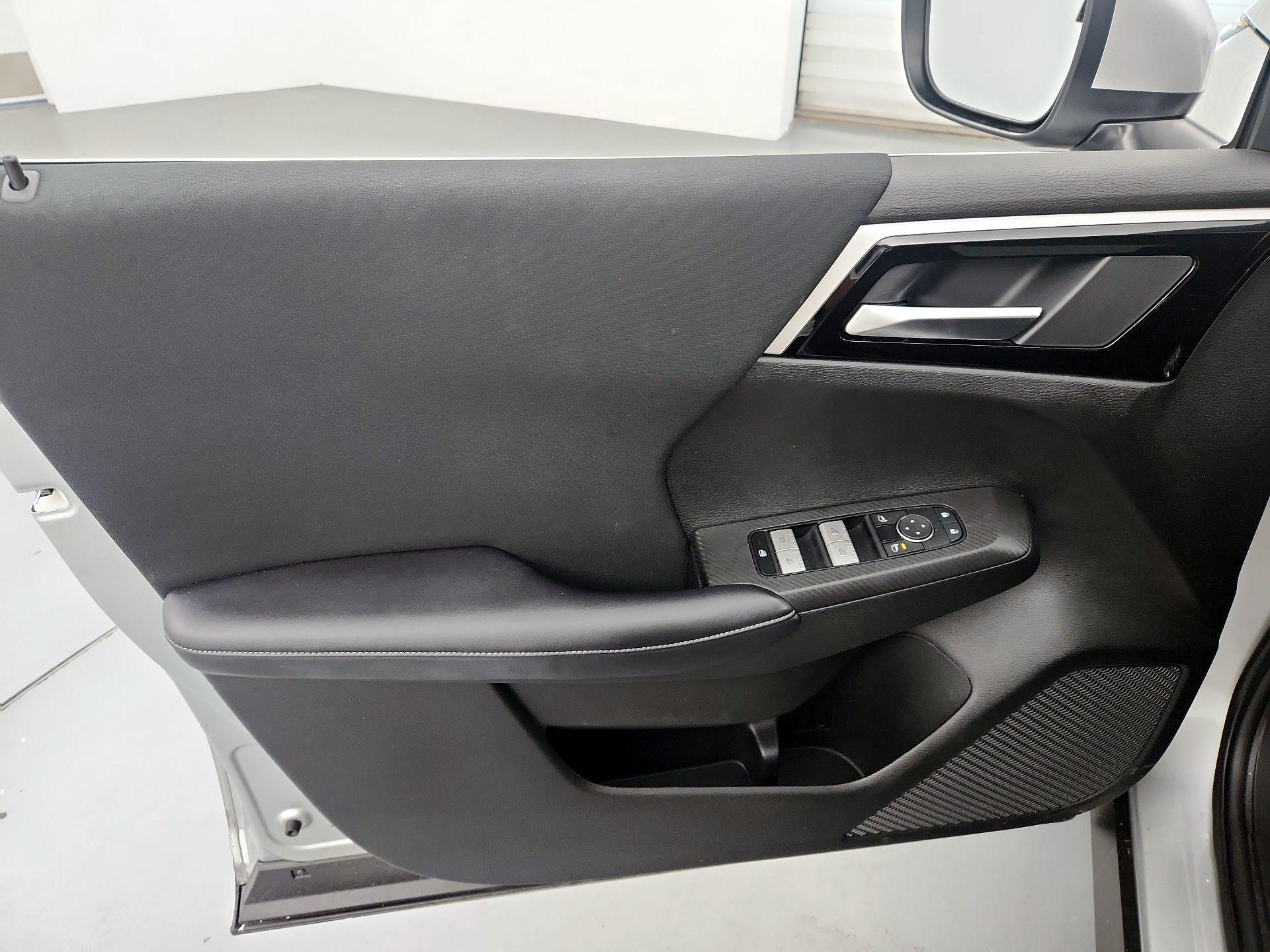 Thumbnail: 2024 Mitsubishi Outlander - 12