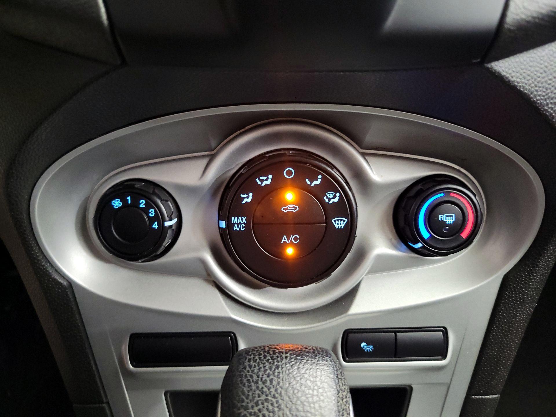 Thumbnail: 2015 Ford Fiesta - 15