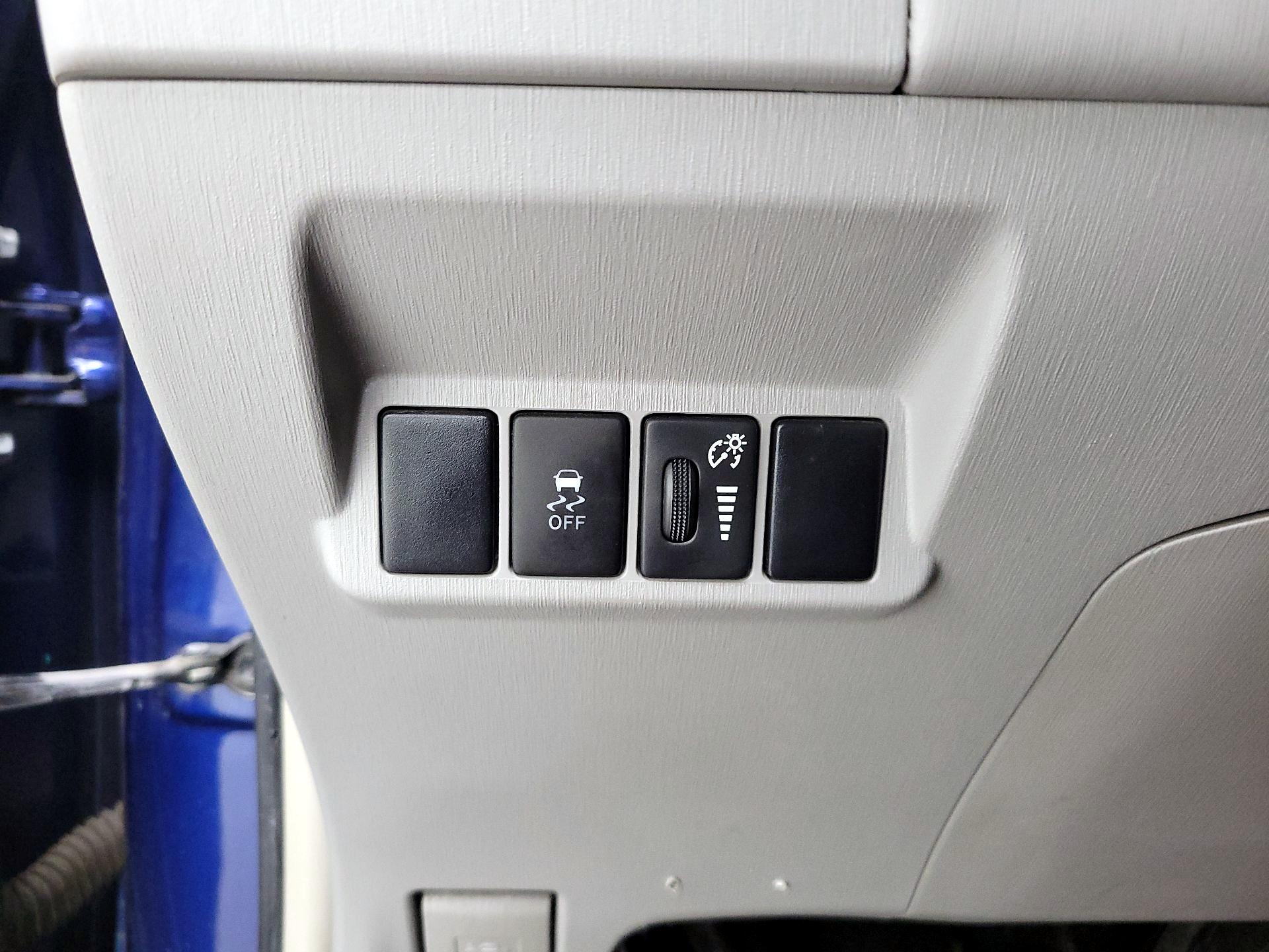Thumbnail: 2015 Toyota Prius v - 13
