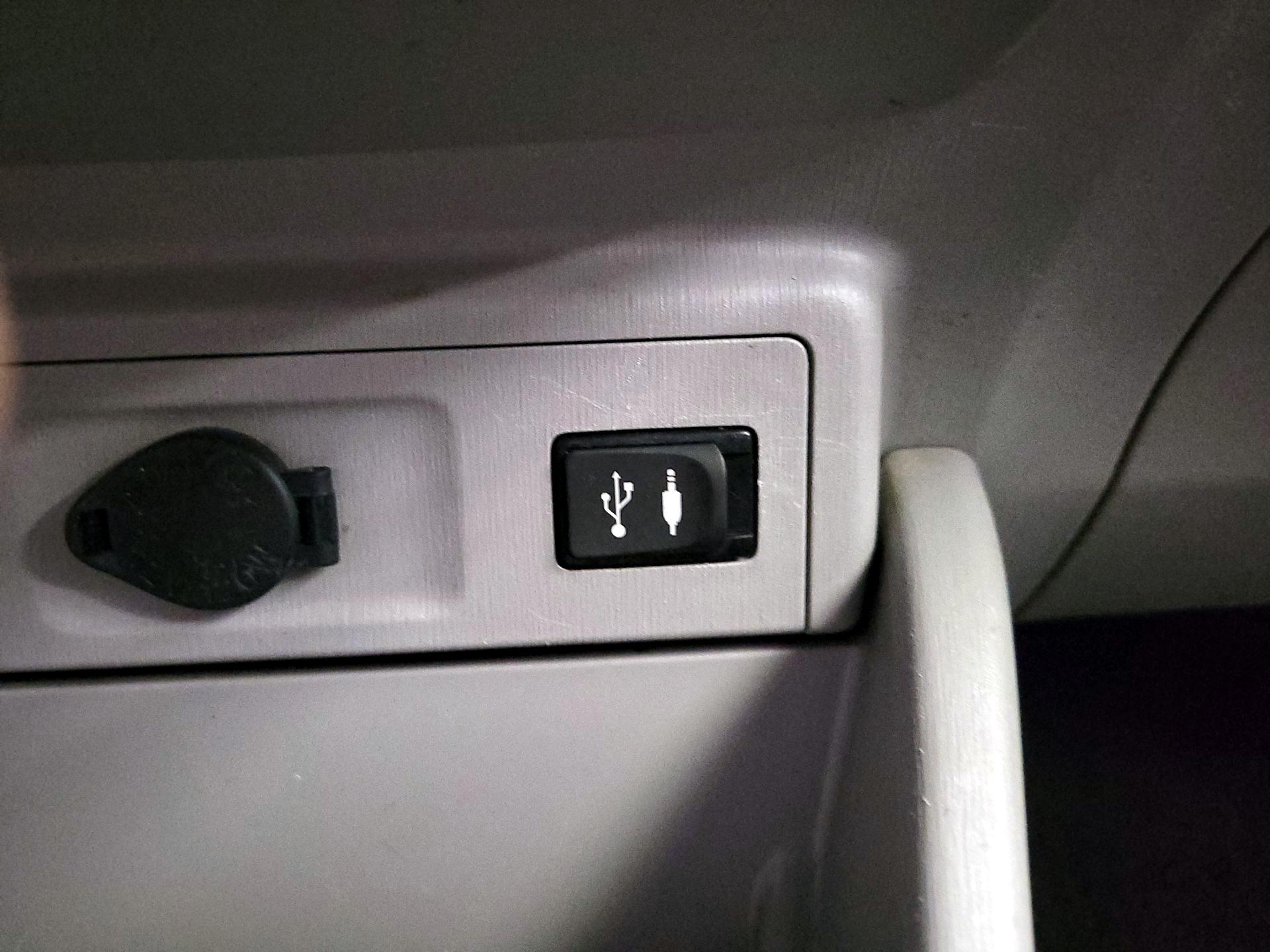 Thumbnail: 2015 Toyota Prius v - 18
