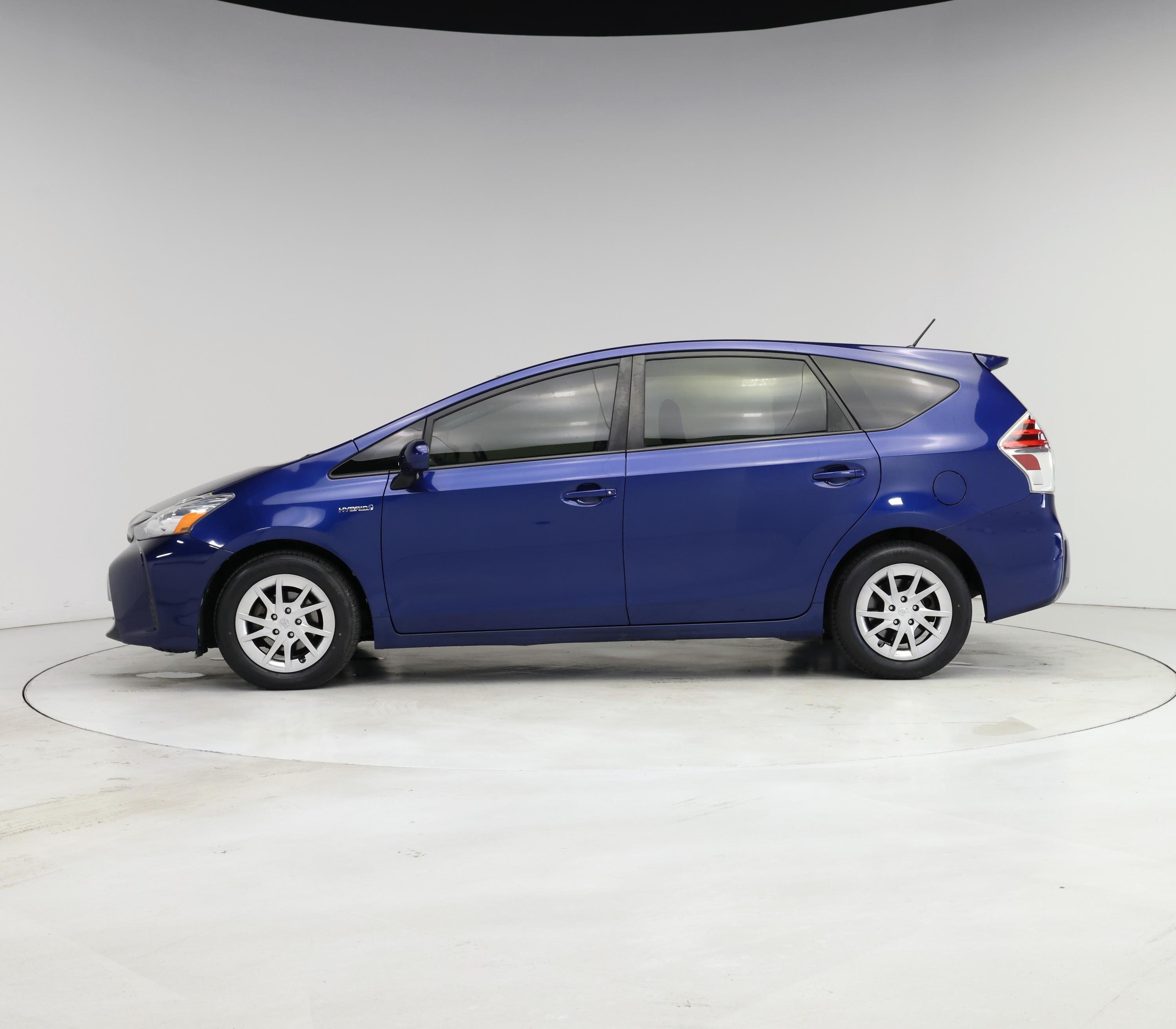 Thumbnail: 2015 Toyota Prius v - 3