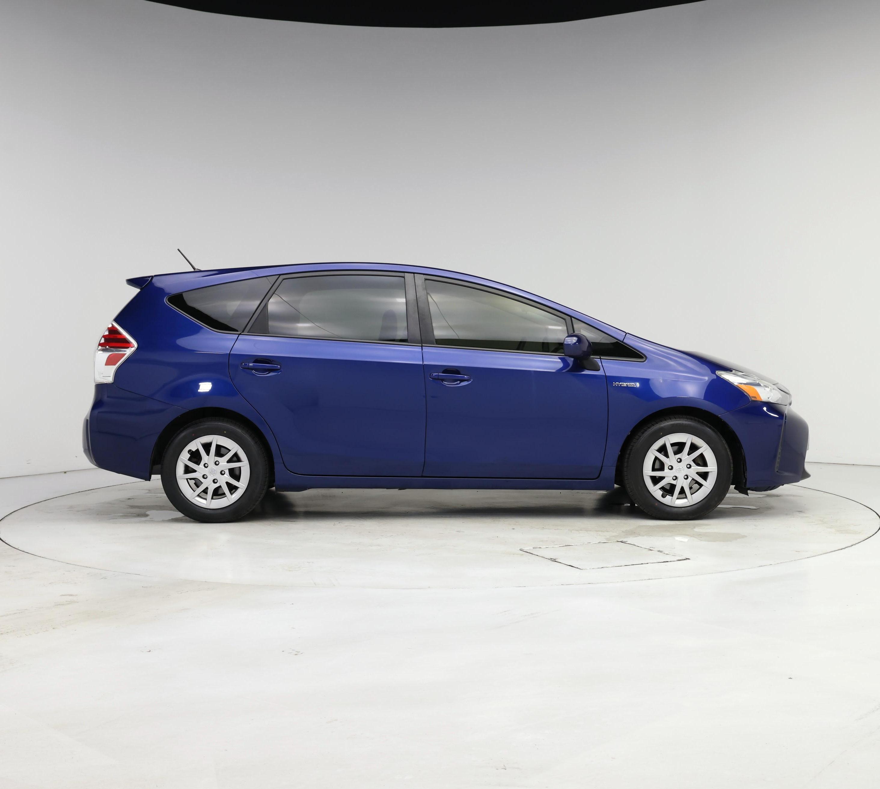Thumbnail: 2015 Toyota Prius v - 7