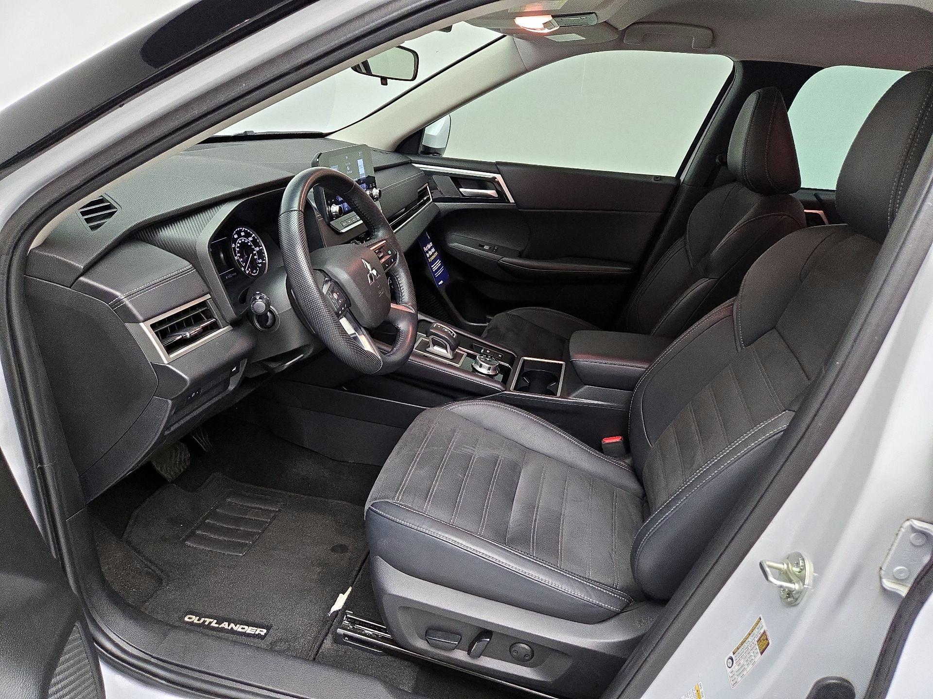 Thumbnail: 2023 Mitsubishi Outlander - 11