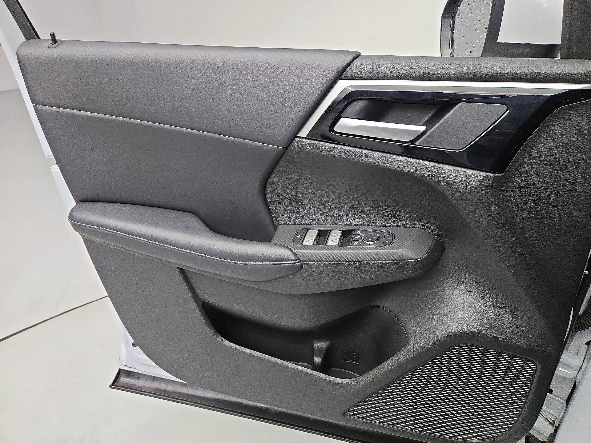 Thumbnail: 2023 Mitsubishi Outlander - 12