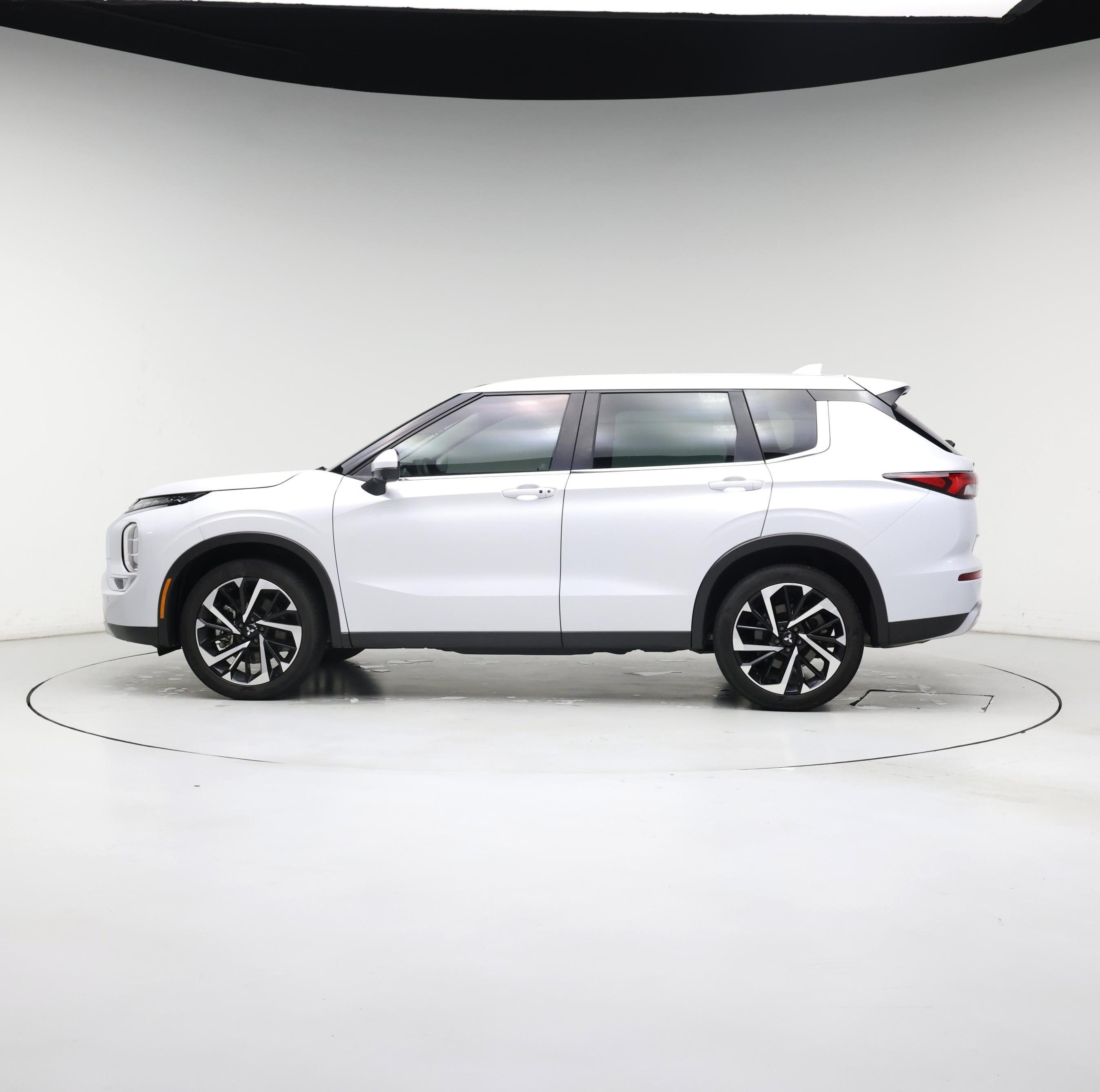 Thumbnail: 2023 Mitsubishi Outlander - 3