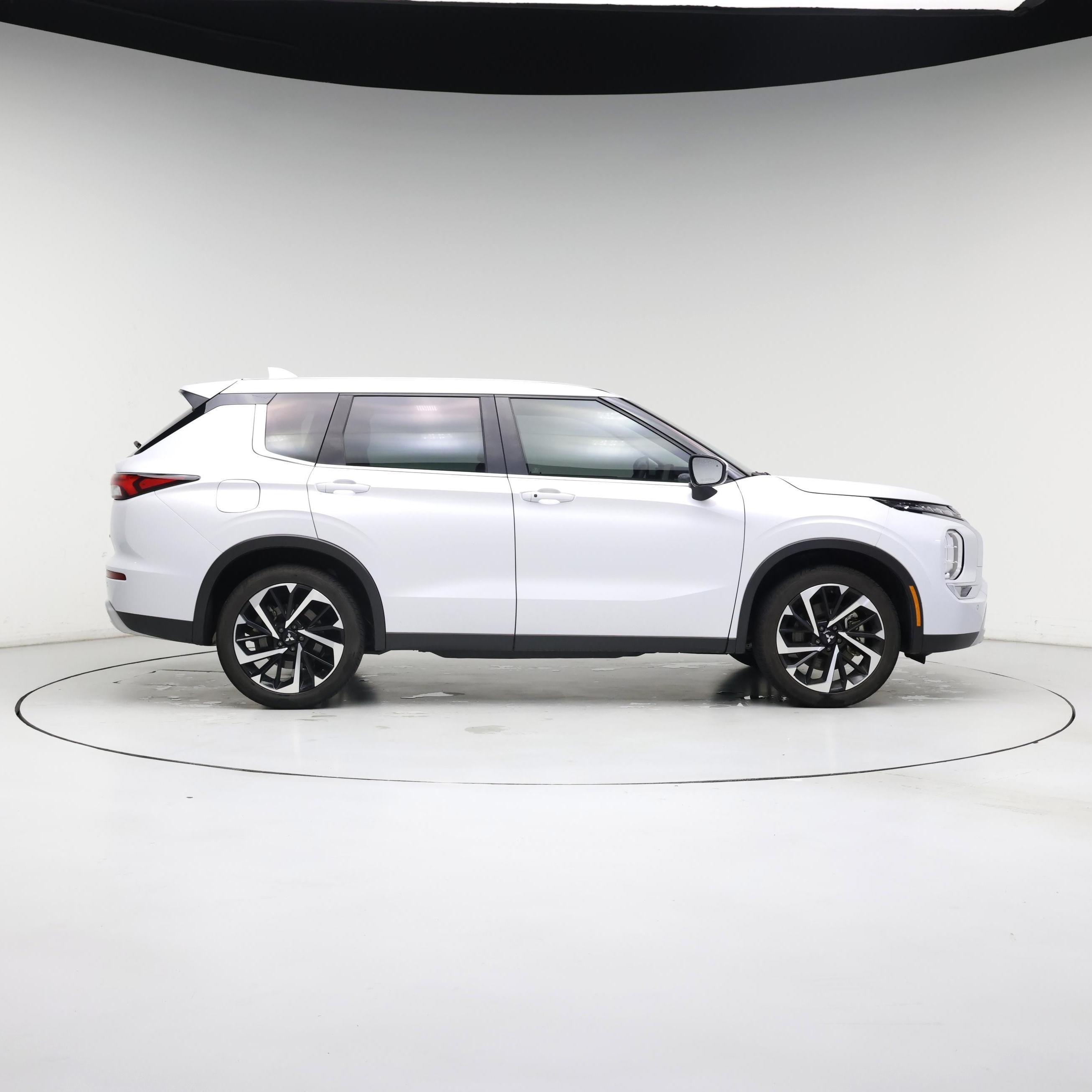 Thumbnail: 2023 Mitsubishi Outlander - 7