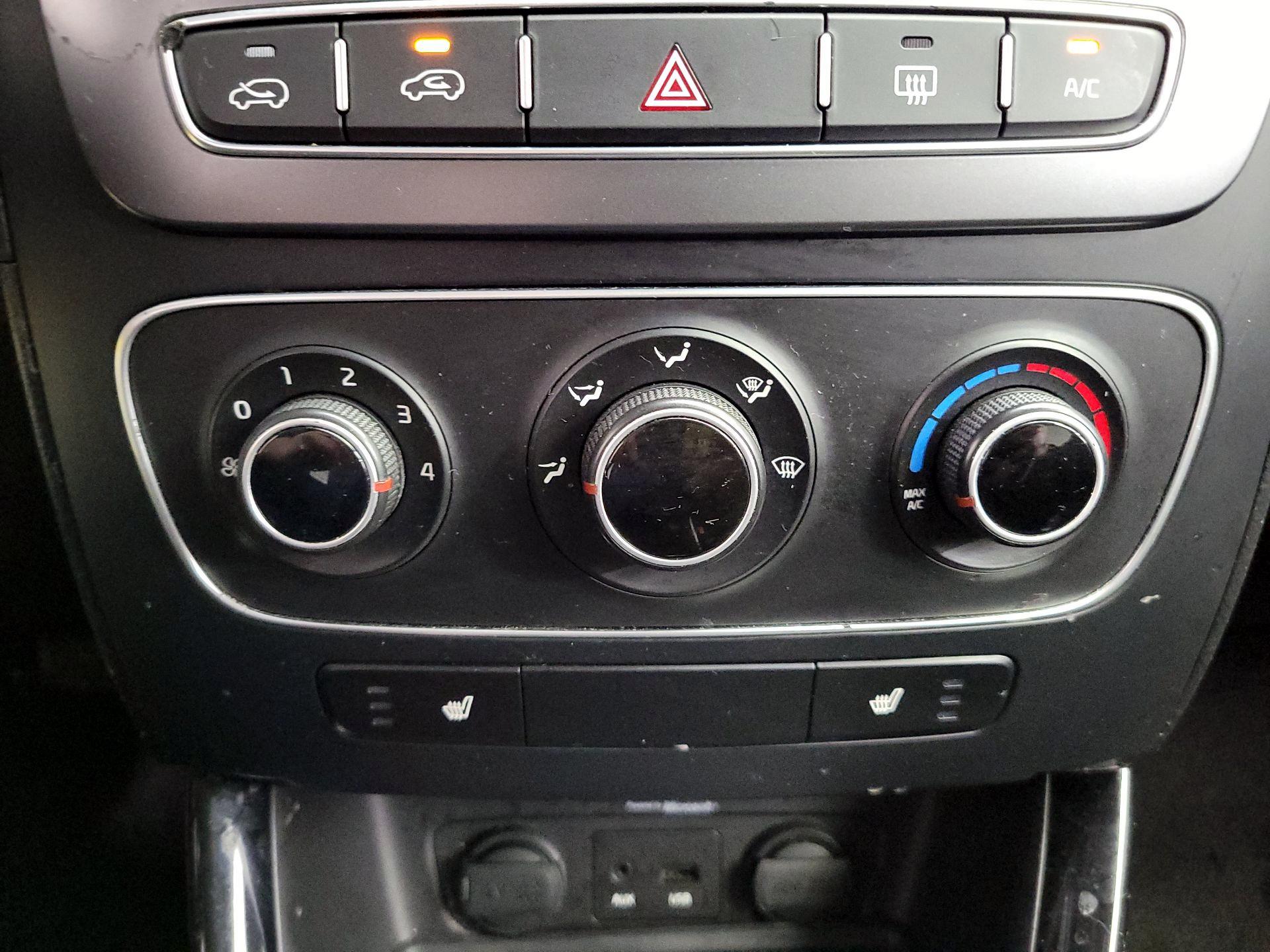 Thumbnail: 2015 Kia Sorento - 16