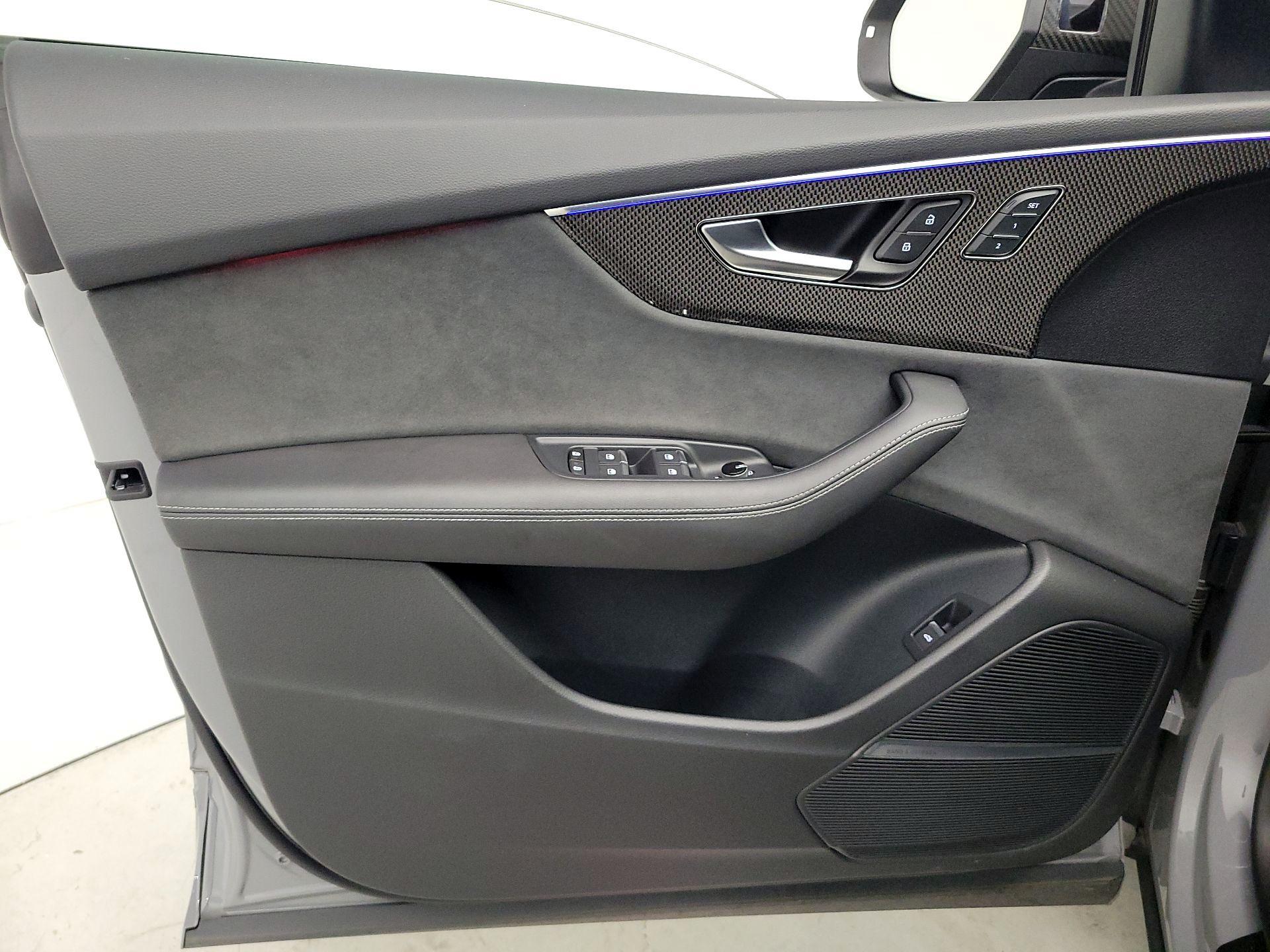 Thumbnail: 2023 Audi SQ8 - 12