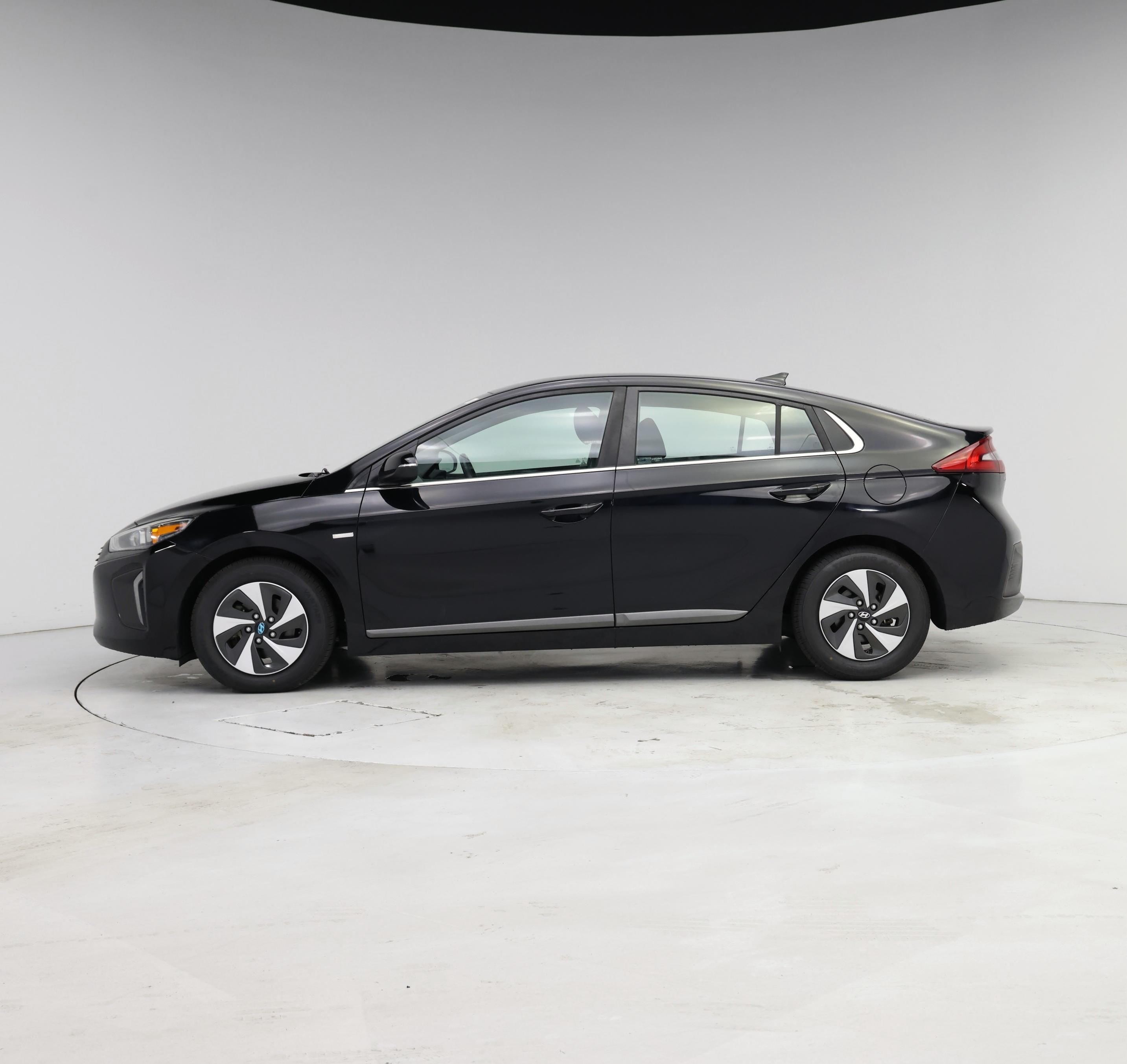 Thumbnail: 2017 Hyundai Ioniq - 3