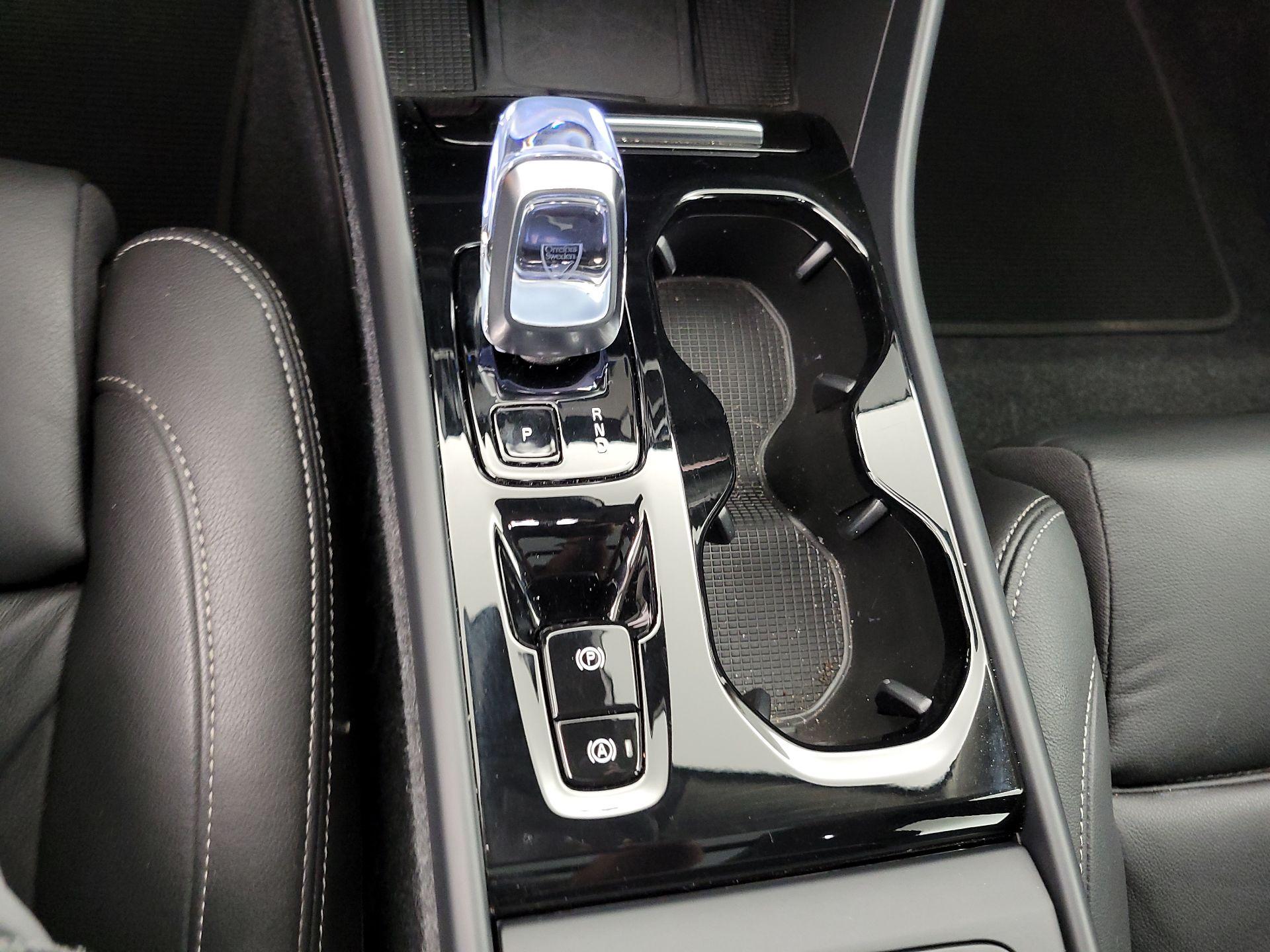 Thumbnail: 2024 Volvo XC40 - 17