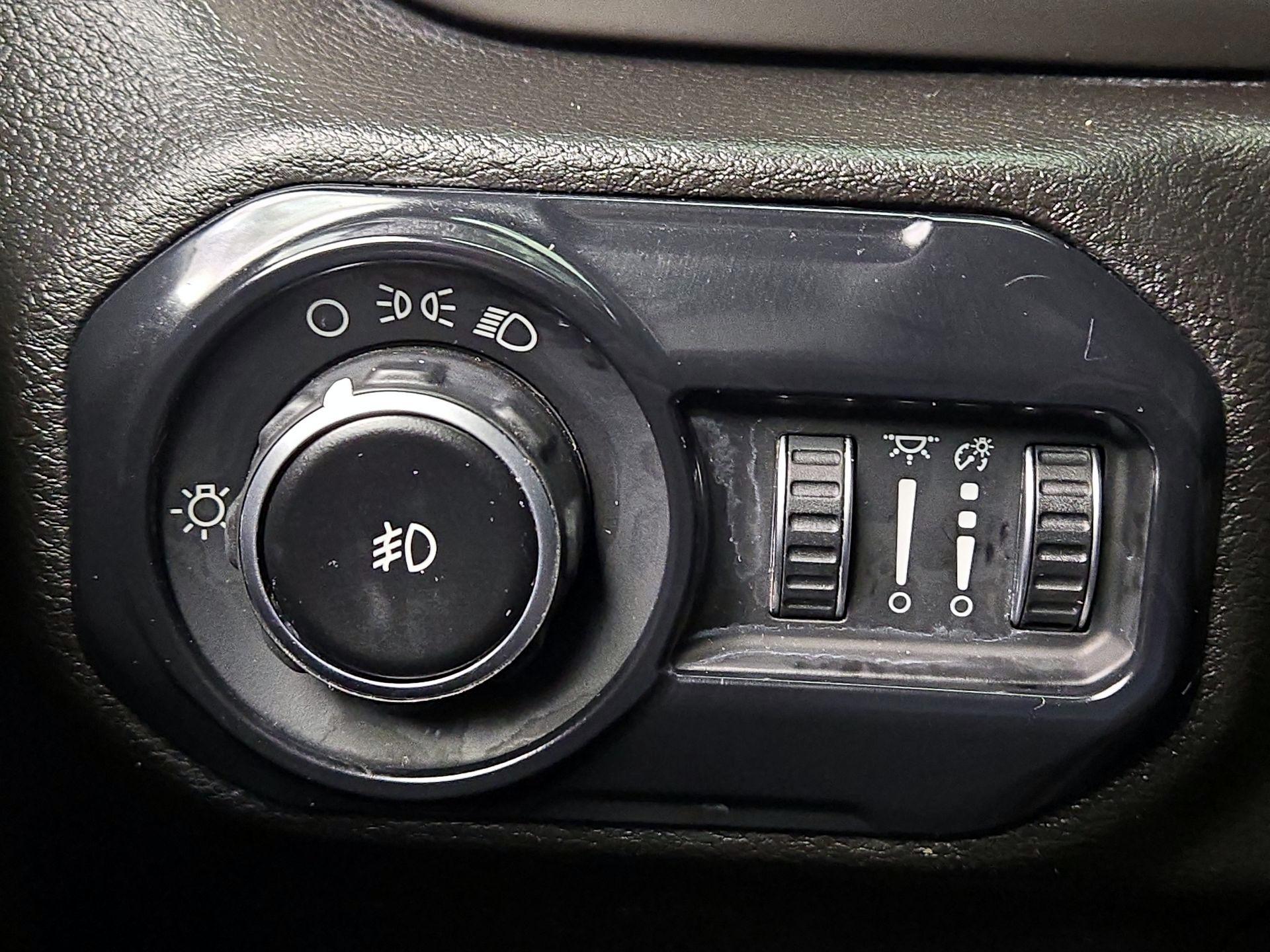 Thumbnail: 2019 Jeep Wrangler - 13