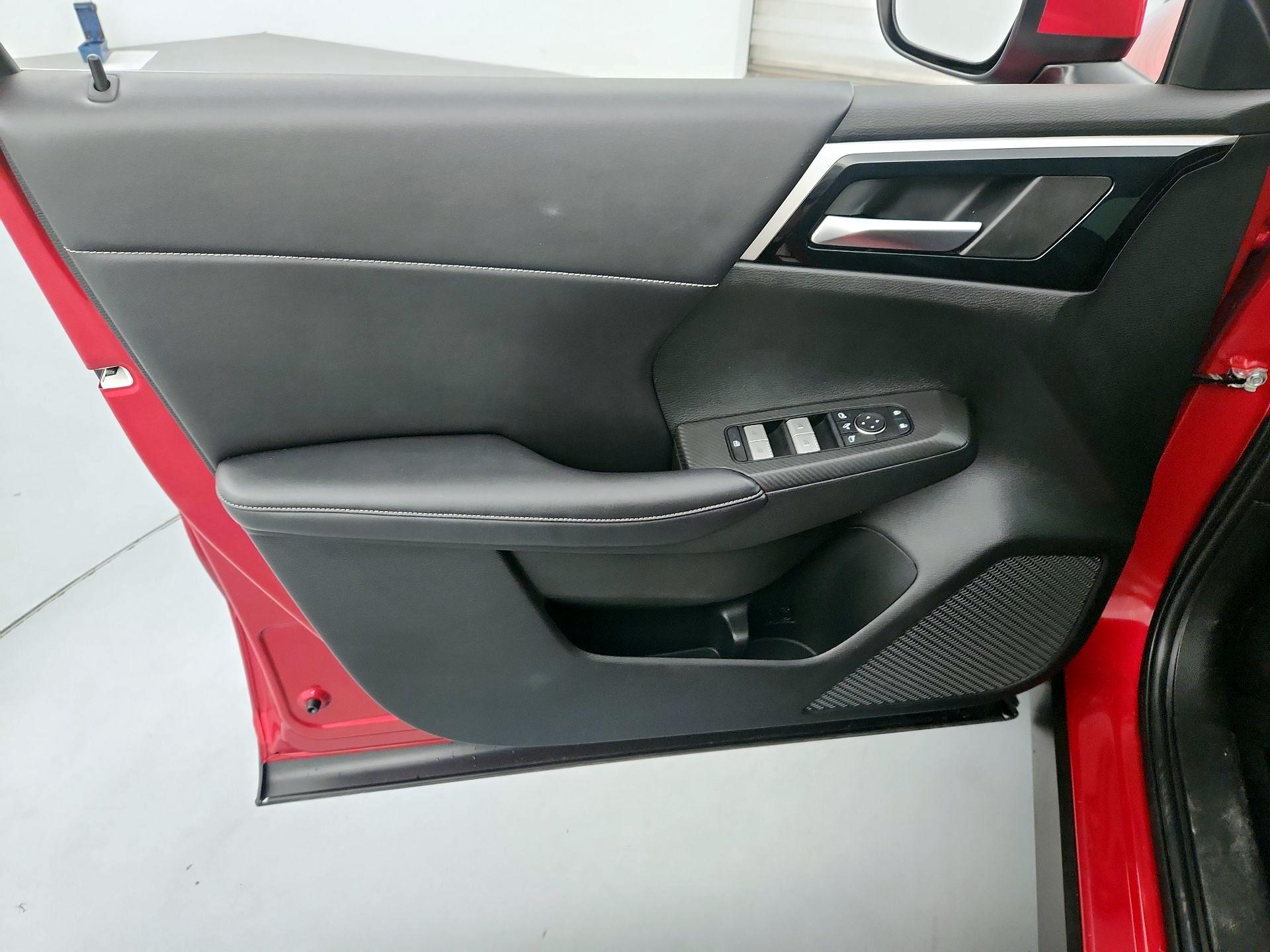Thumbnail: 2023 Mitsubishi Outlander - 12