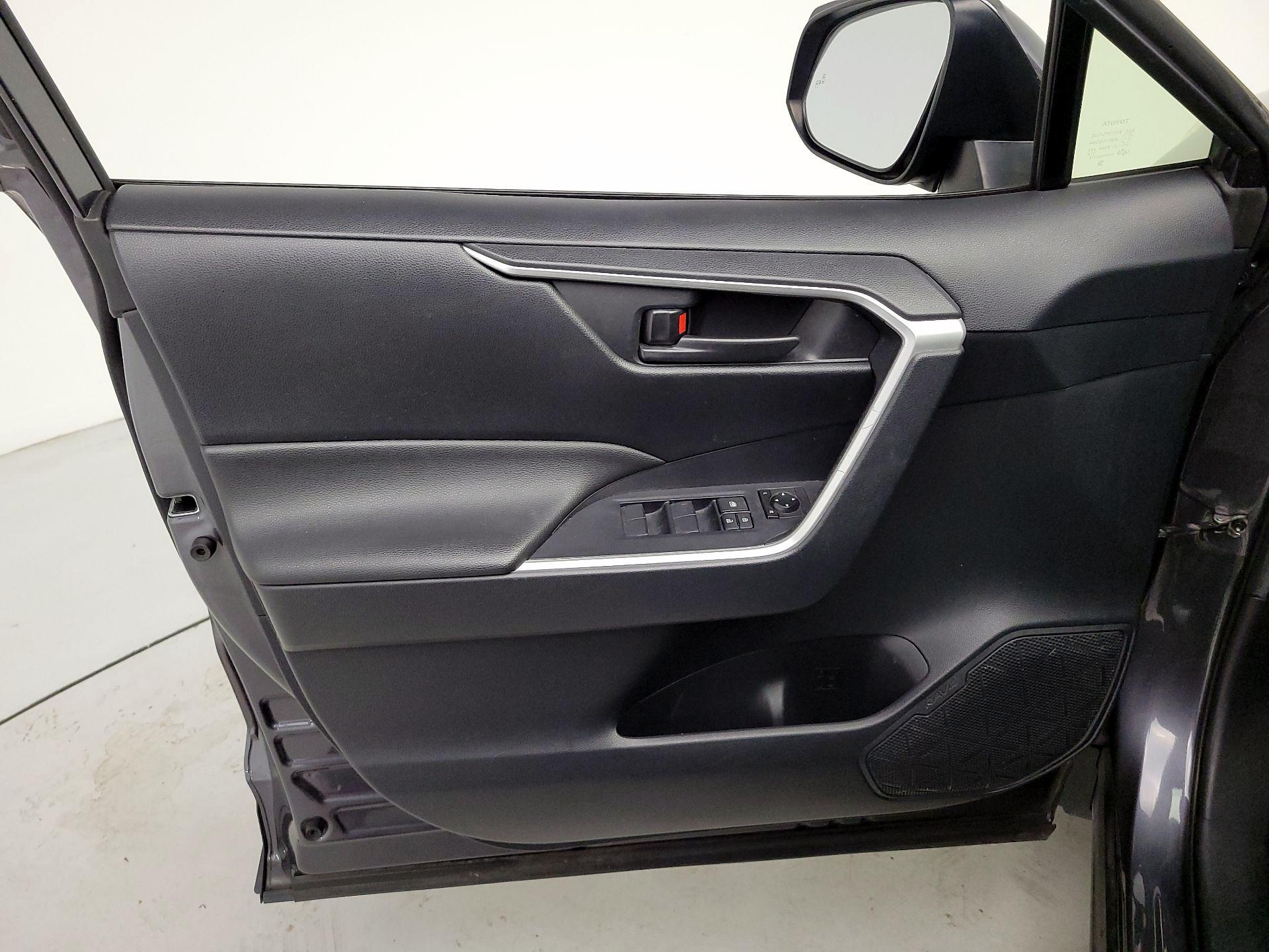 Thumbnail: 2019 Toyota RAV4 - 12